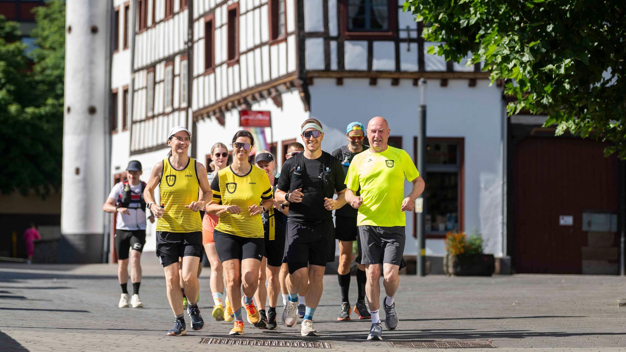 Das Bild zeigt den Landrat Markus Ramers, der mit einigen sportlichen Mitstreitern durch Bad Münstereifel läuft.