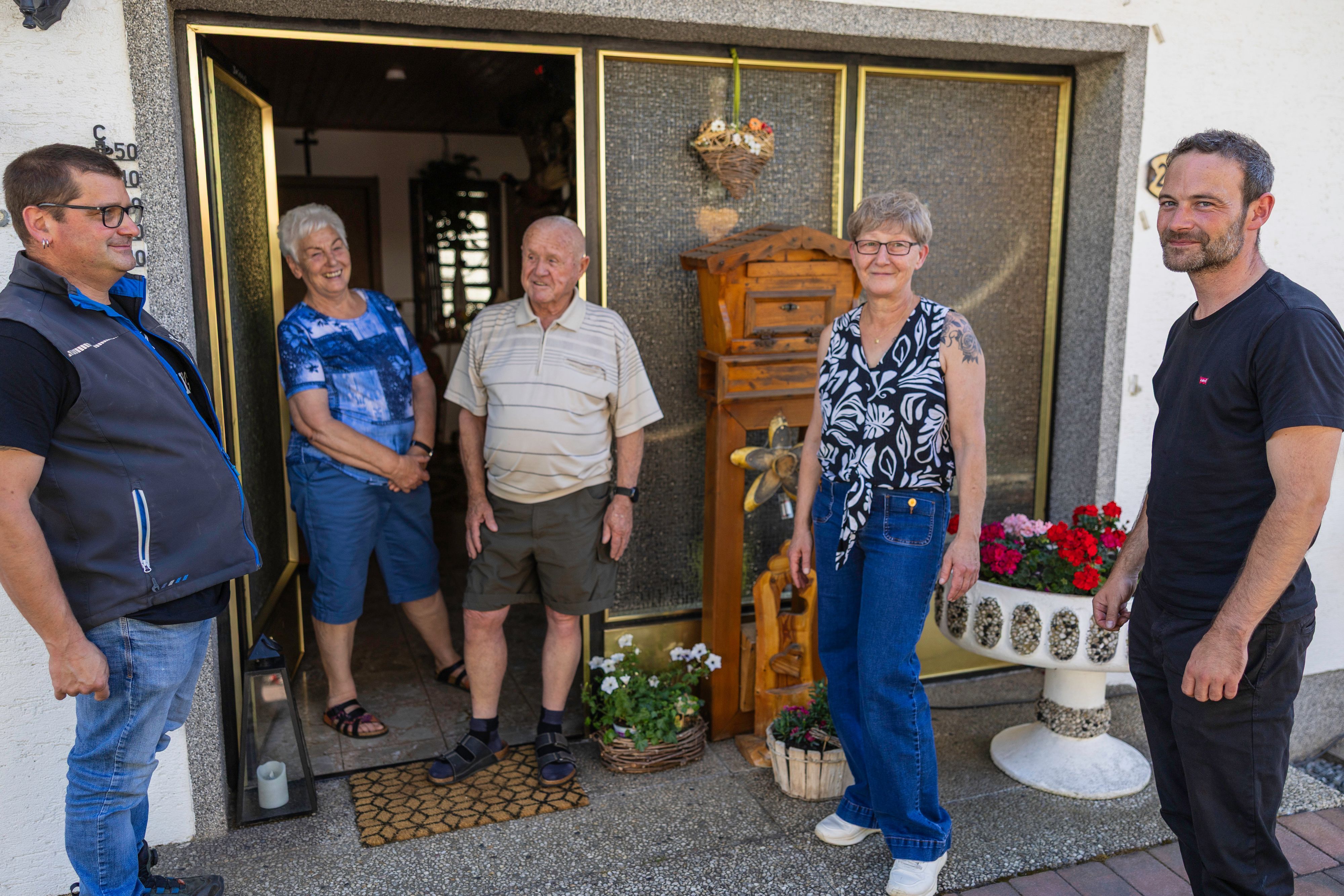 Die Genannten vor der Haustür der Eheleute Nelles in Nettersheim.