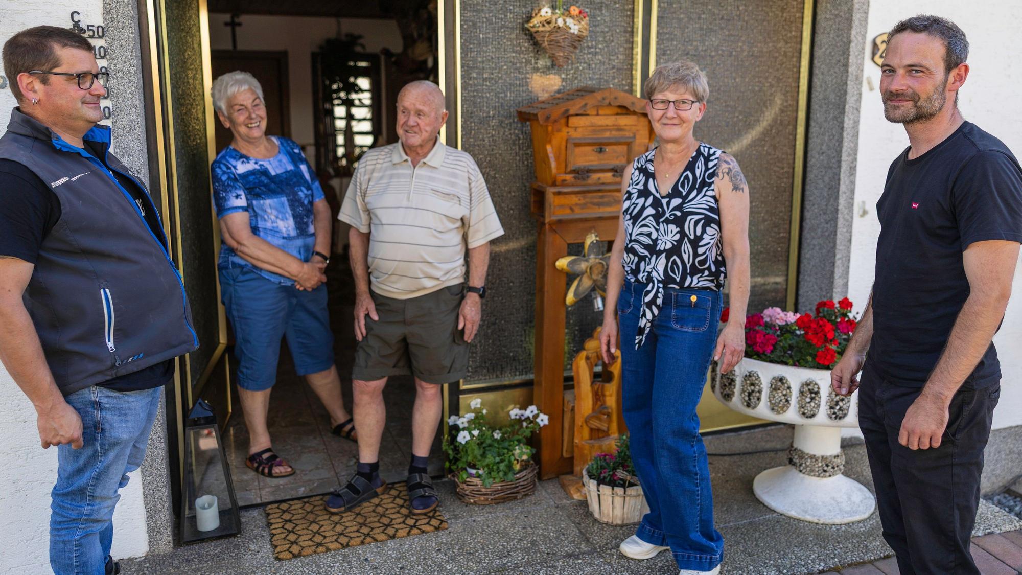Die Genannten vor der Haustür der Eheleute Nelles in Nettersheim.