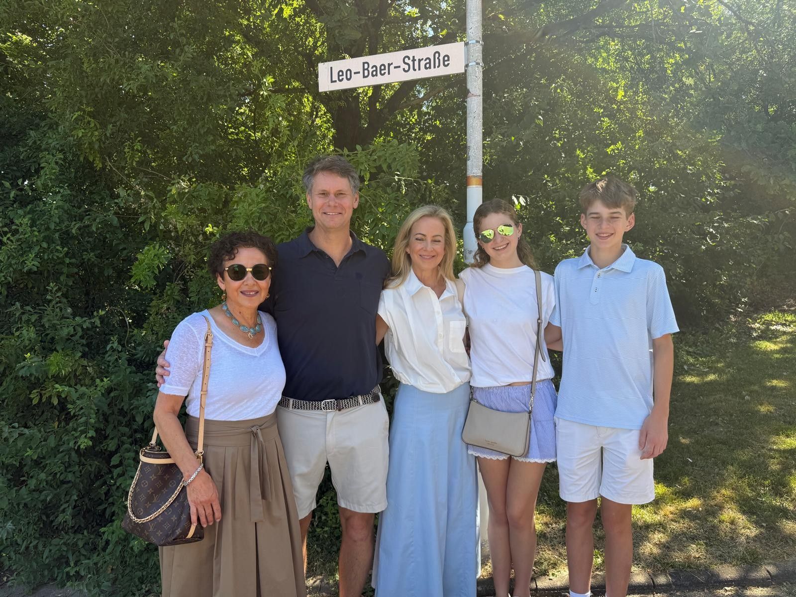 Das Foto zeigt (von links) Marion Reinecke, Bryan Baer mit Familie, nämlich mit seiner Frau Holly, Tochter Ellison und Sohn Brooks.