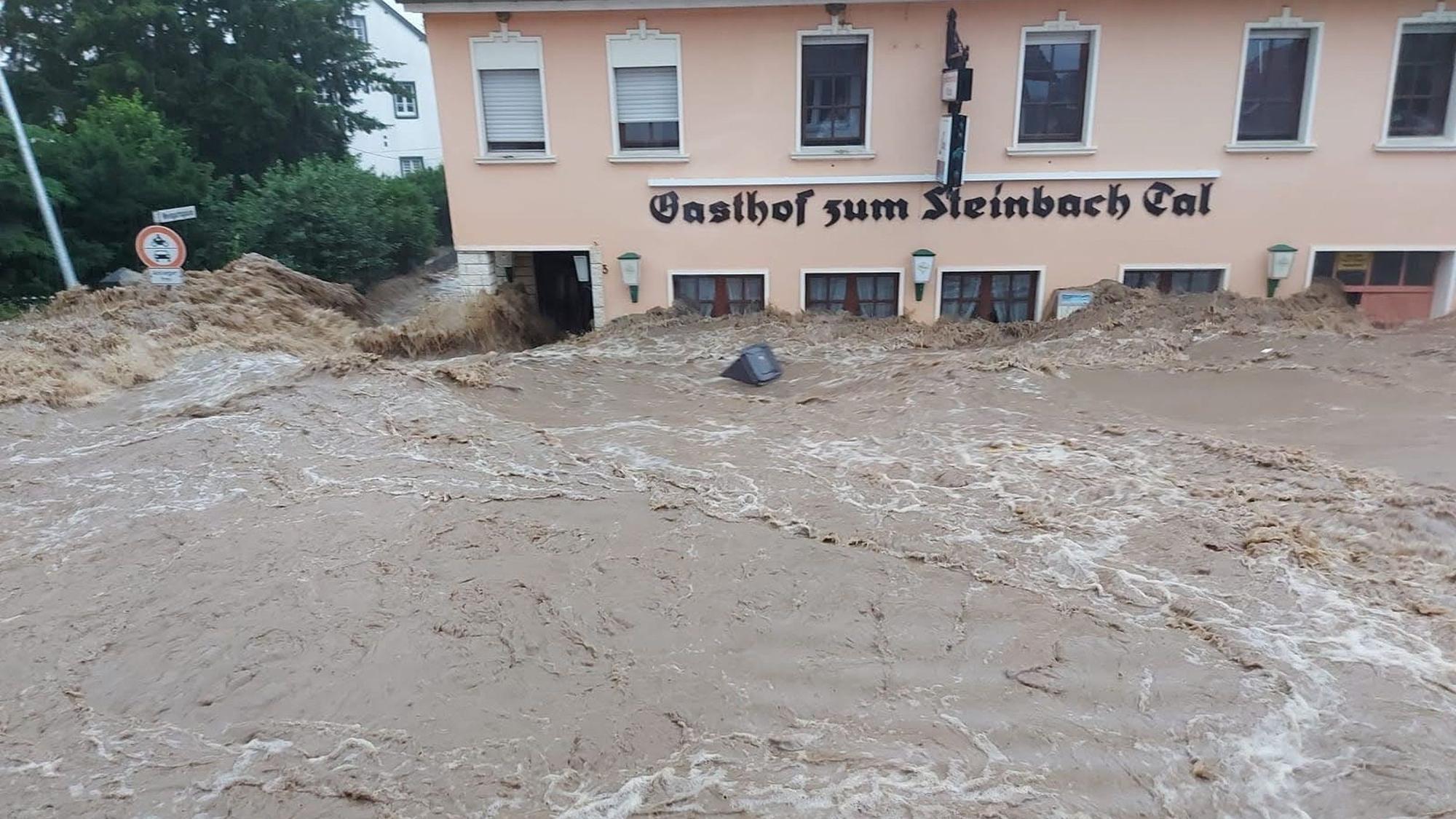 Der Sürstbach, sonst ein Rinnsal, ist in der Flutnacht zu einem reißenden Fluss mutiert.