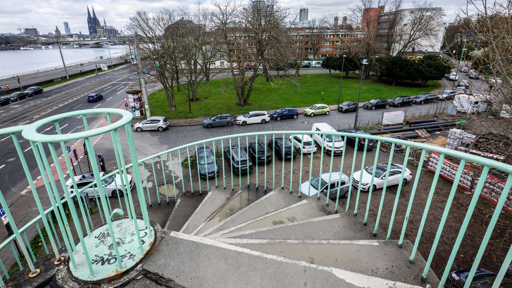 Auf diesem Gelände an der Severinsbrücke soll ein Hotel- und Bürogebäude entstehen.