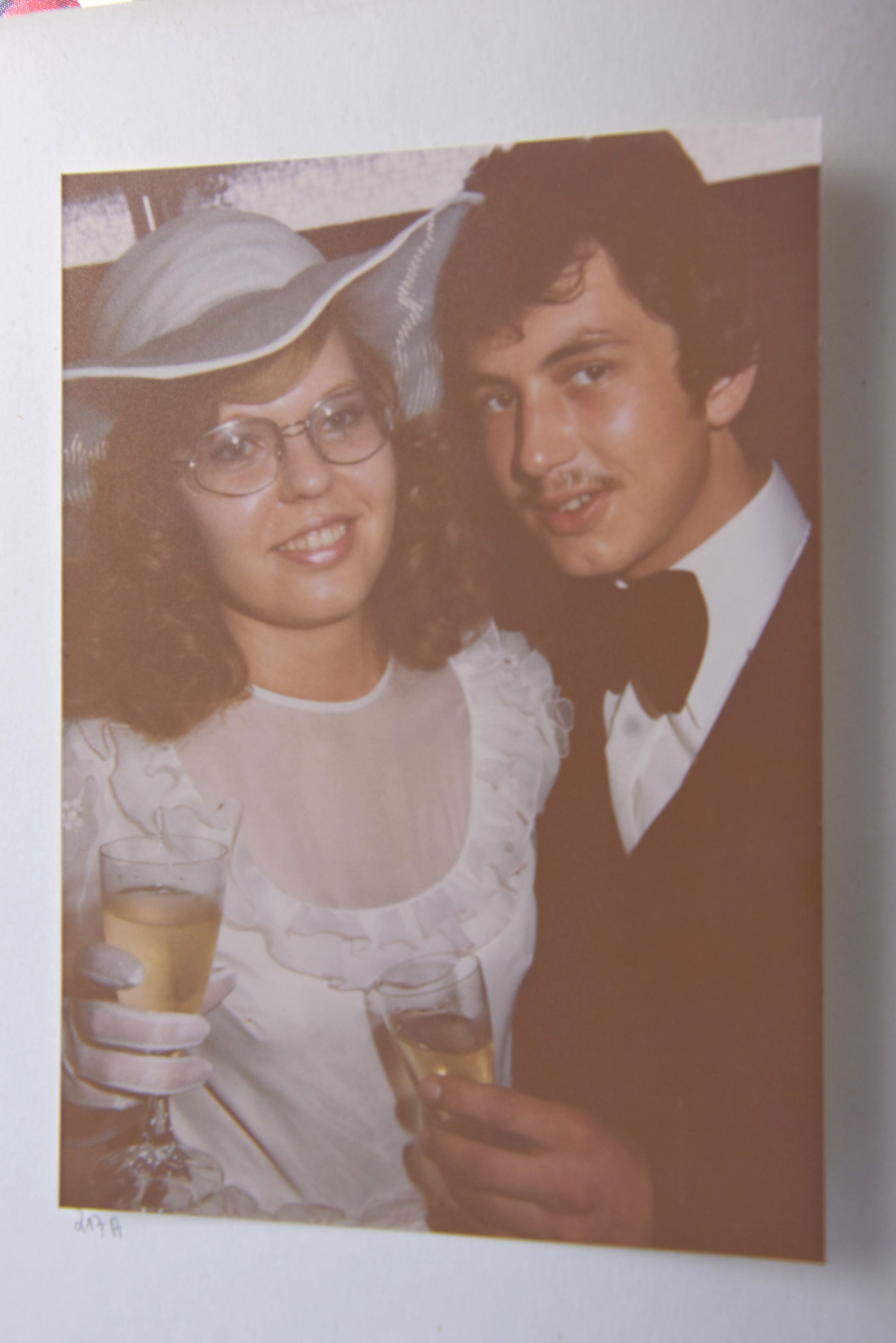 Zu sehen sind Sigrid und Arno Ort auf ihrem Hochzeitsfoto von 1976.