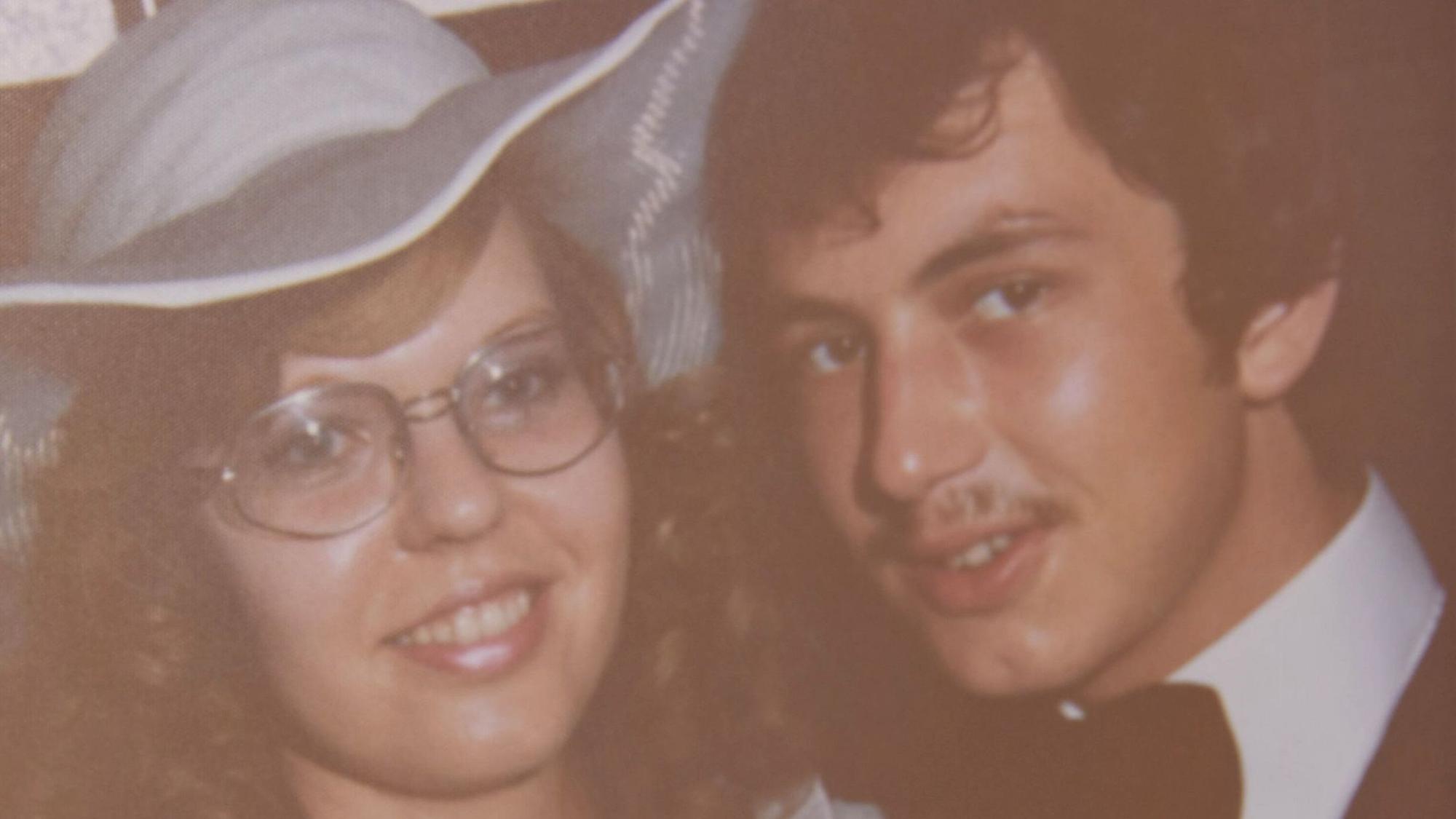 Zu sehen sind Sigrid und Arno Ort auf ihrem Hochzeitsfoto von 1976.