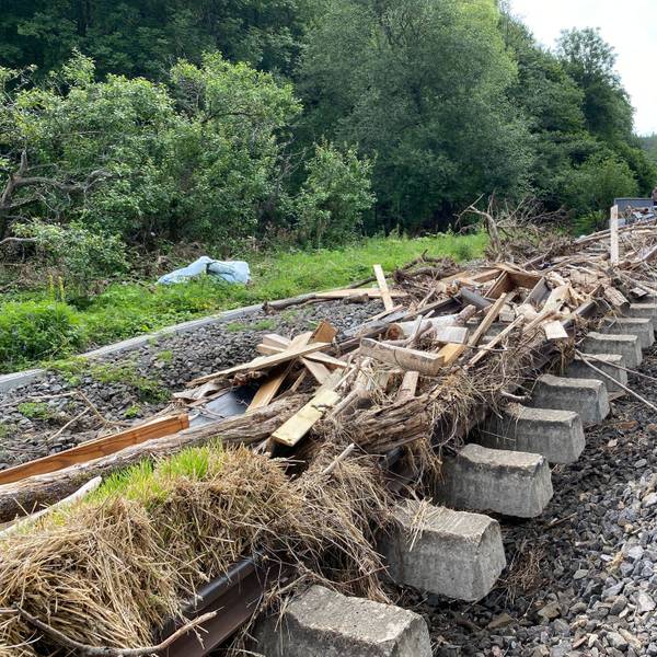 Das Archivbild vom 16.08.2021 zeigt Zerstörungen auf der Eifelstrecke zwischen Nettersheim und Urft.