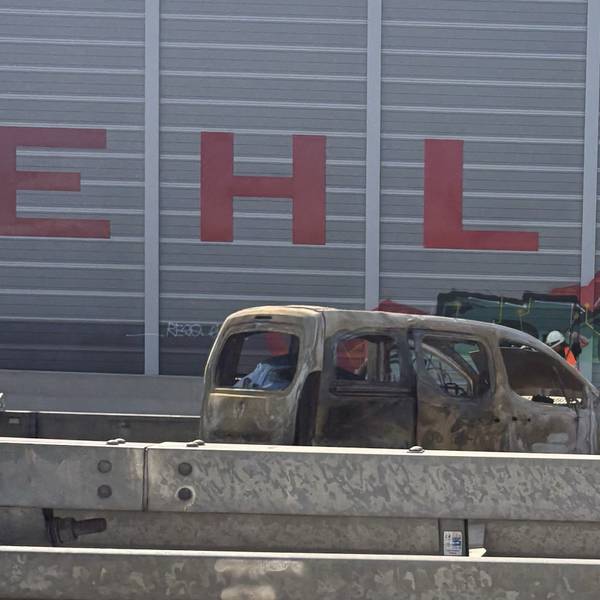 Das Fahrzeug brannte am Montagmorgen auf der A1 vollständig aus.