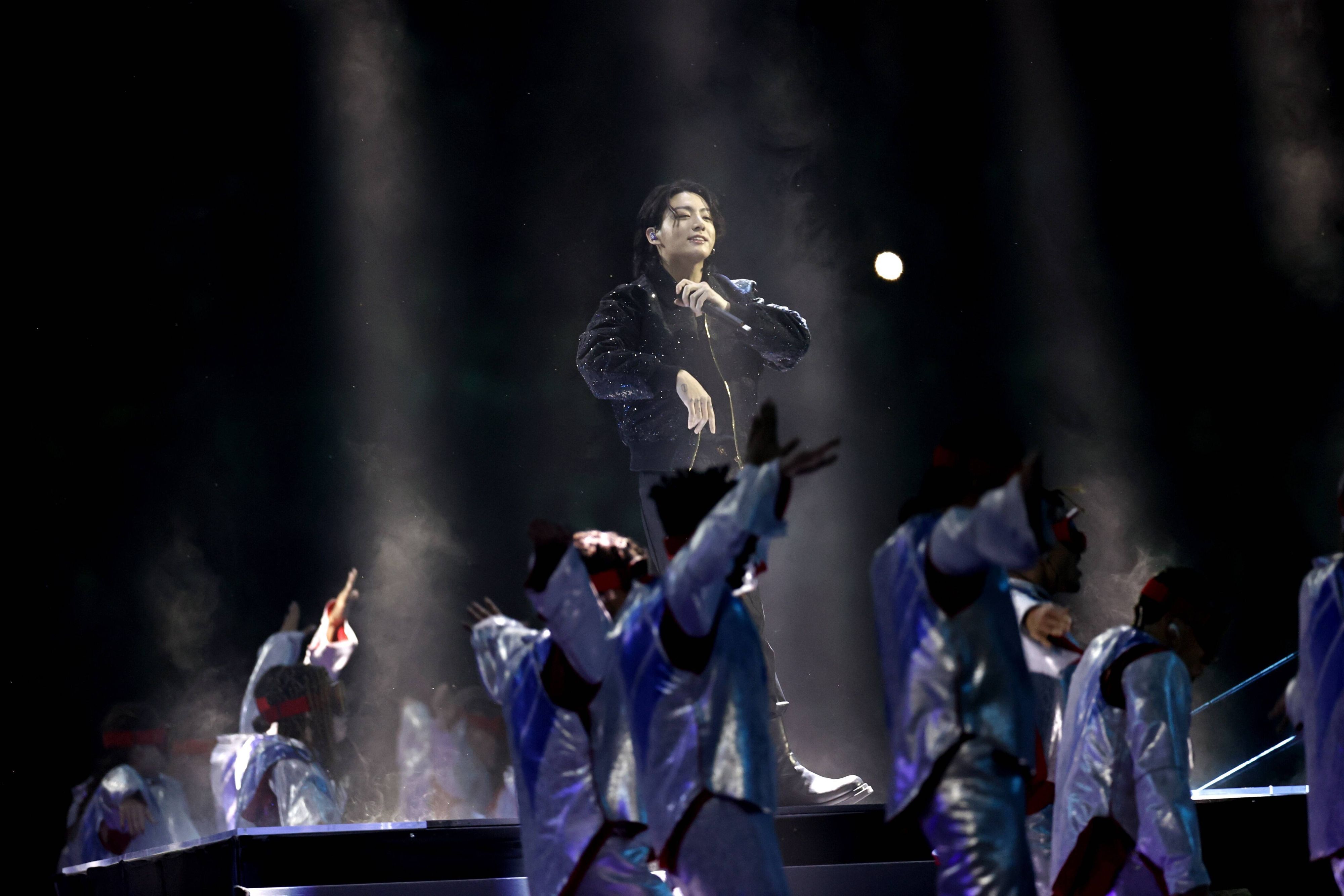 Sänger Jungkook von BTS bei einem Konzert.