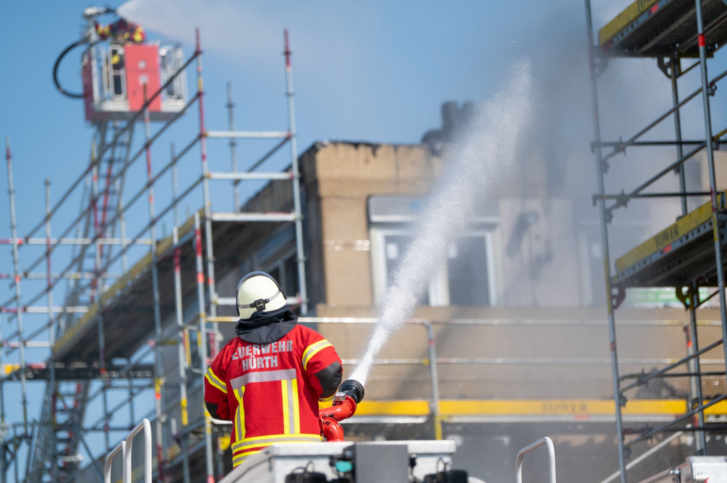 Das Foto zeigt Feuerwehrleute beim Löscheinsatz in Kalscheuren.