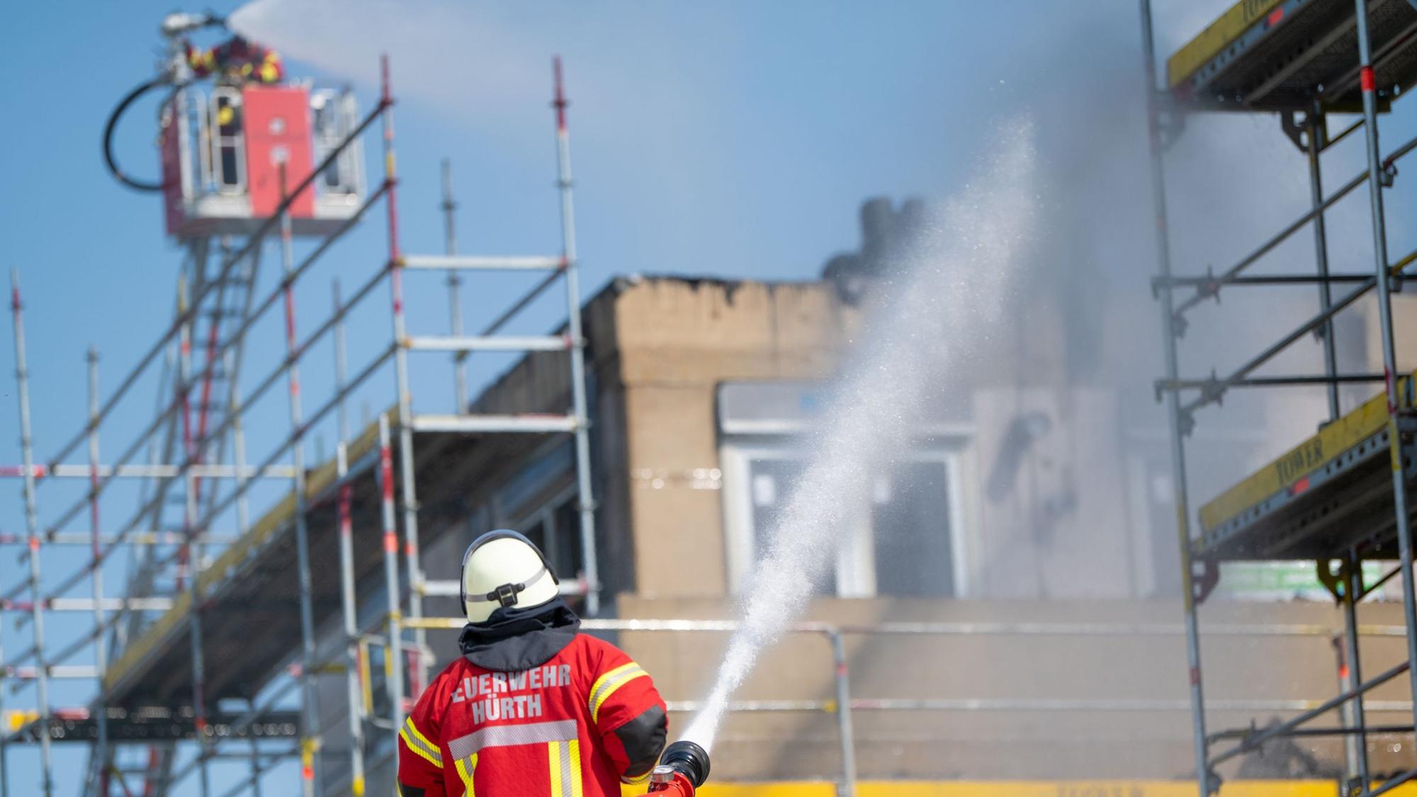Das Foto zeigt Feuerwehrleute beim Löscheinsatz in Kalscheuren.