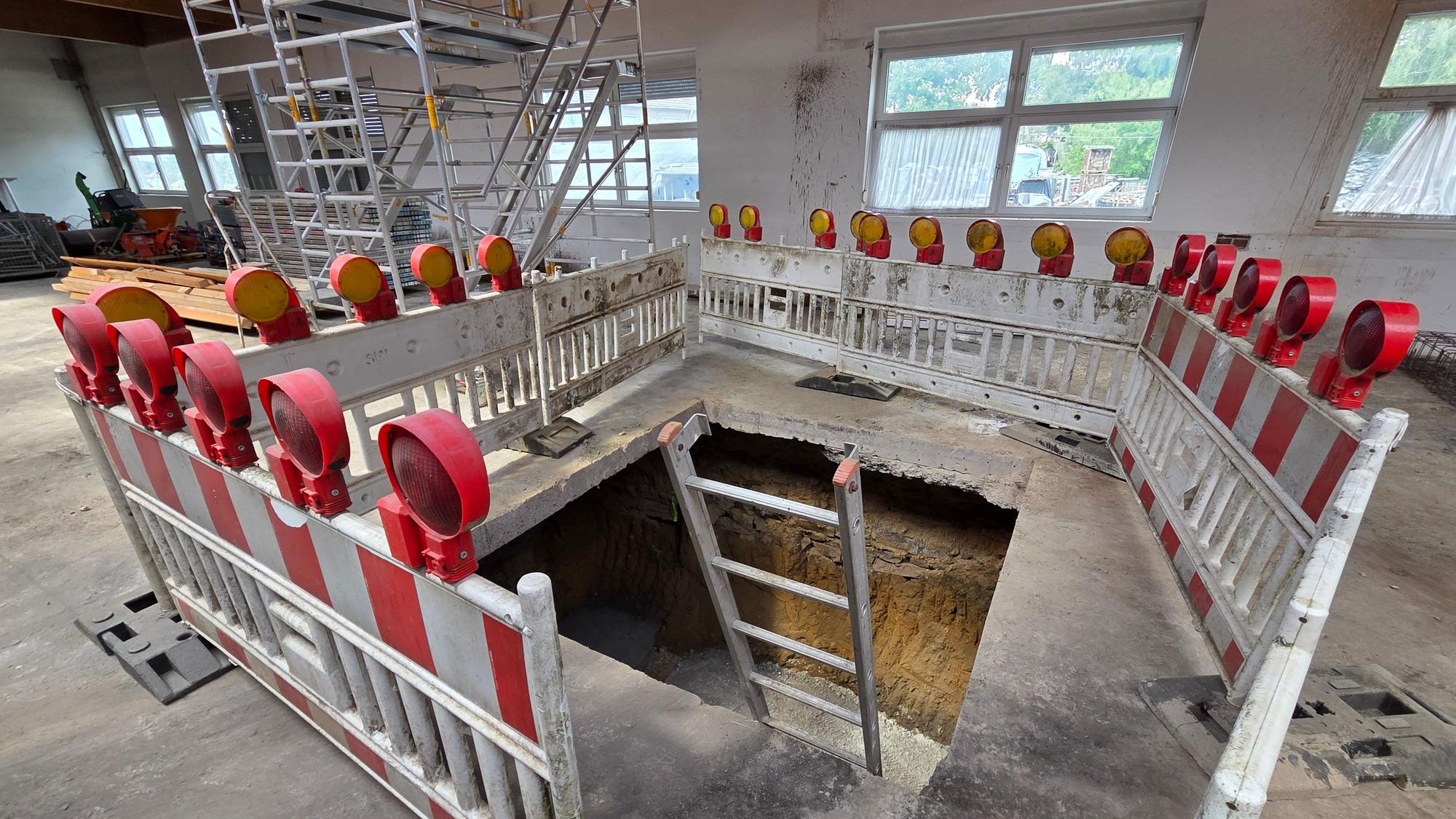 Eine durchaus lästige Überraschung: Unter dem früheren Waldbröler Sägewerk befinden sich Kellerräume, die auf keinem der Pläne verzeichnet waren. Inzwischen sind nahezu alle Zugänge und Räume mit Beton verfüllt worden.
