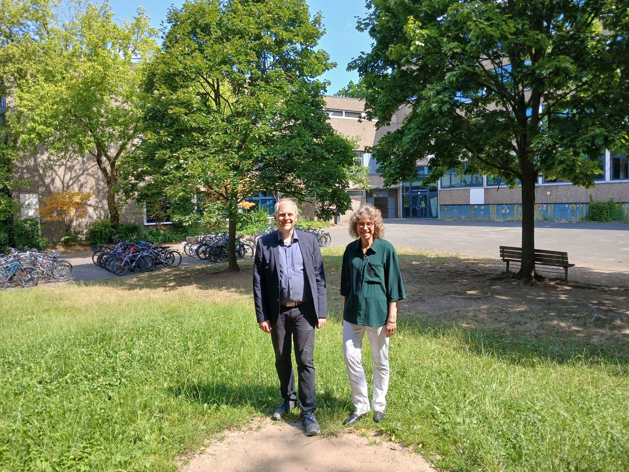 Raumnot am Annogymnasium, auf diesem Areal soll ein Neubau für zusätzliche Fachräume entstehen. Schulleiter Sebastian Kaas mit Stellvertreterin Cordula Engel.