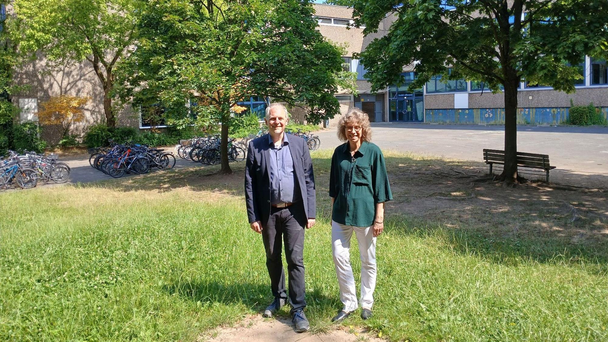 Raumnot am Annogymnasium, auf diesem Areal soll ein Neubau für zusätzliche Fachräume entstehen. Schulleiter Sebastian Kaas mit Stellvertreterin Cordula Engel.