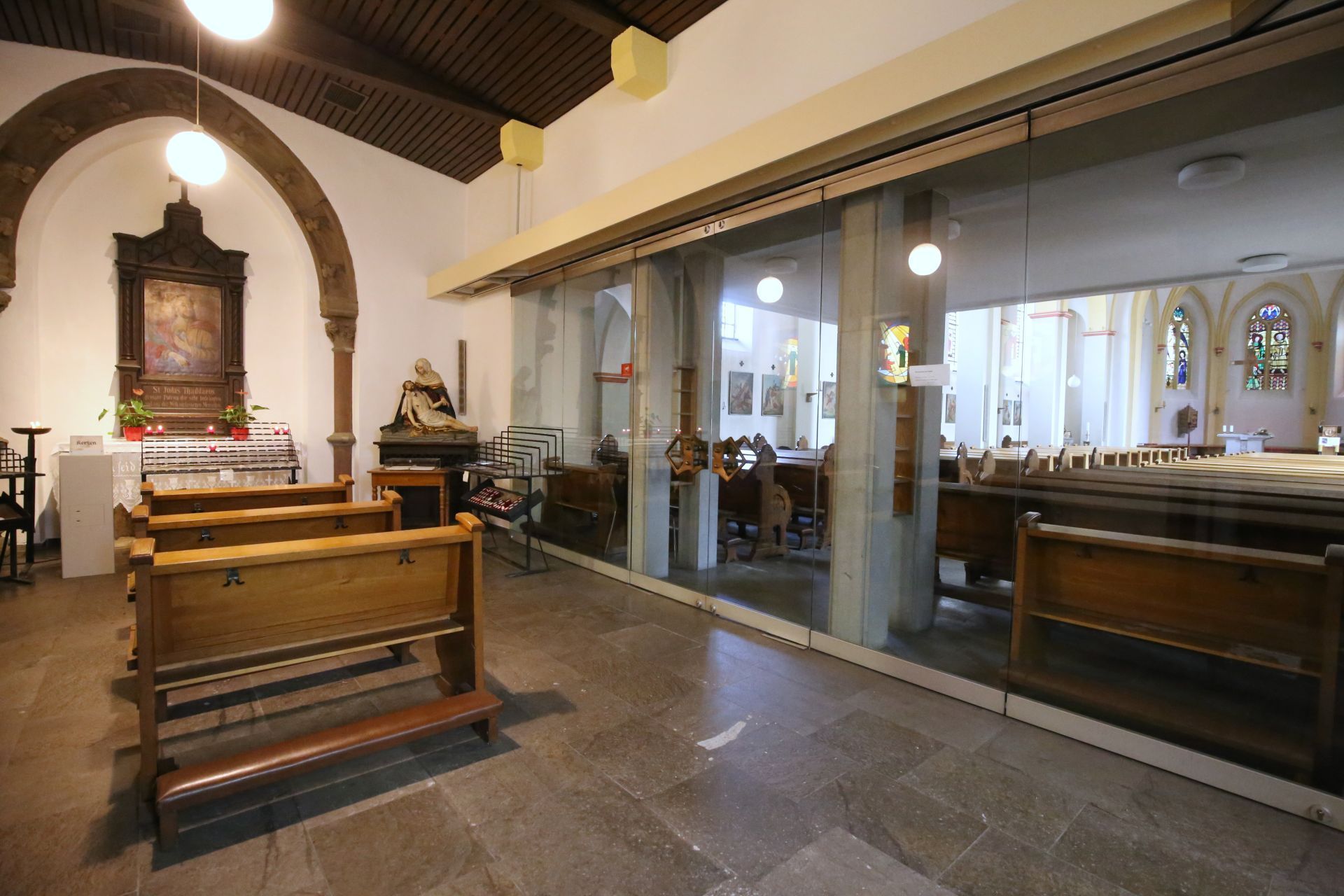 Blick in einen Innenraum einer Kirche.