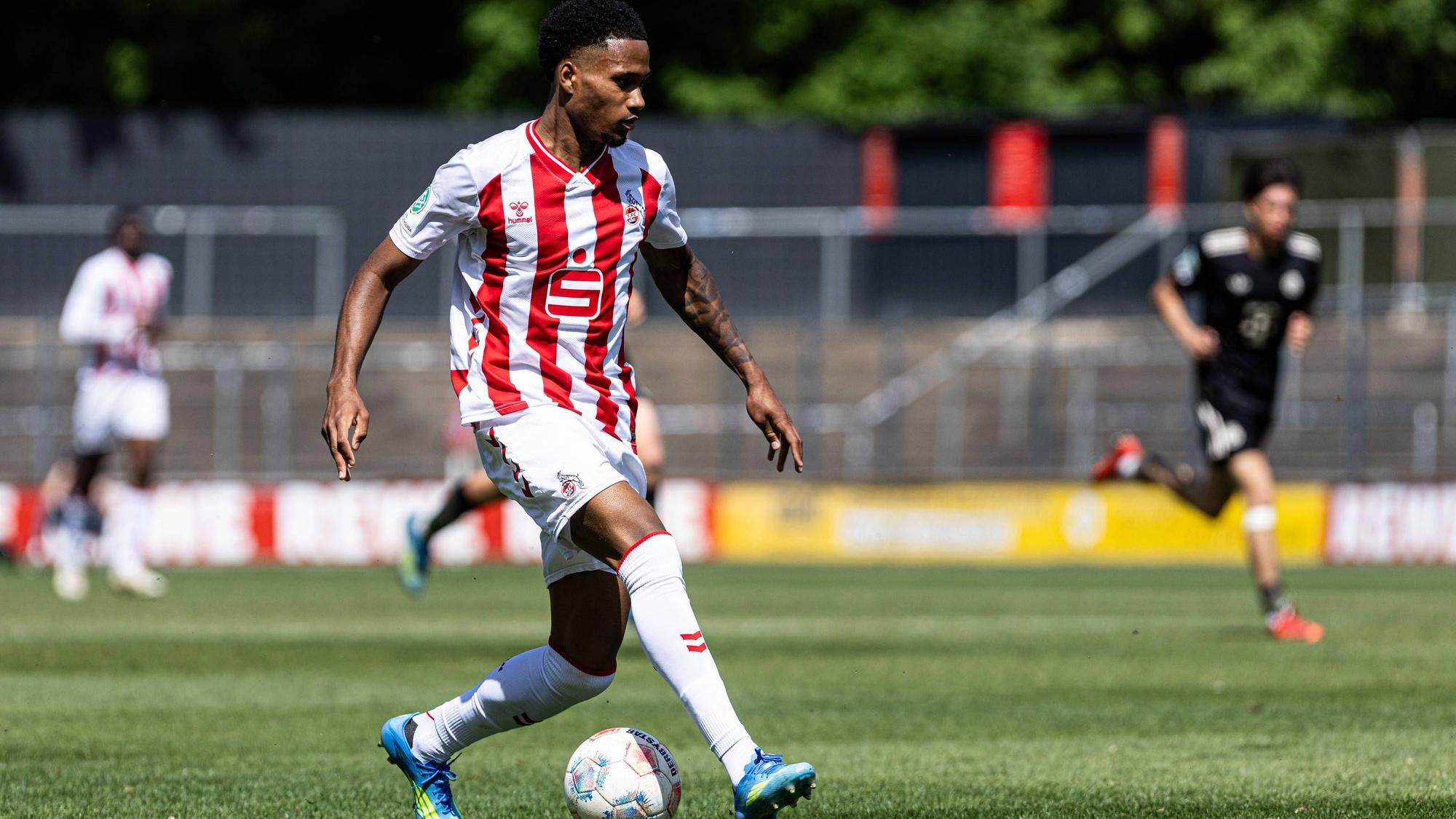 Dribbling von David Fürst im Spiel des 1. FC Köln.