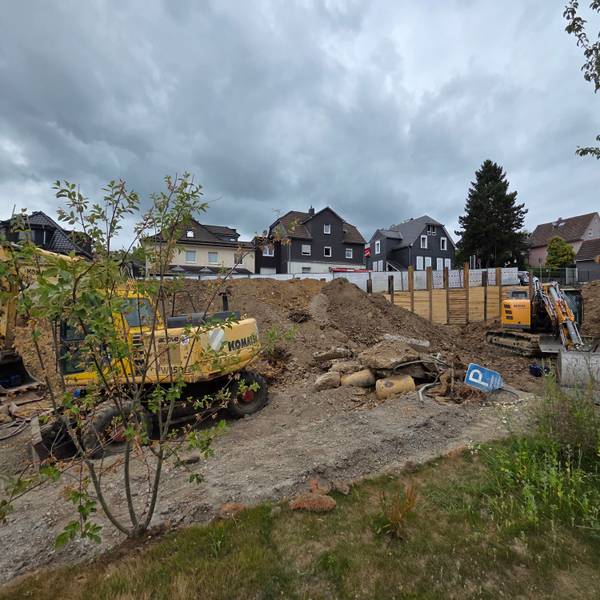 Zurzeit wird auf dem Grundstück unterhalb der Bahnhofstraße in Waldbröl die Arbeit an den Fundamenten für den Wohnkomplex „Merkur-Zeile“ vorbereitet.