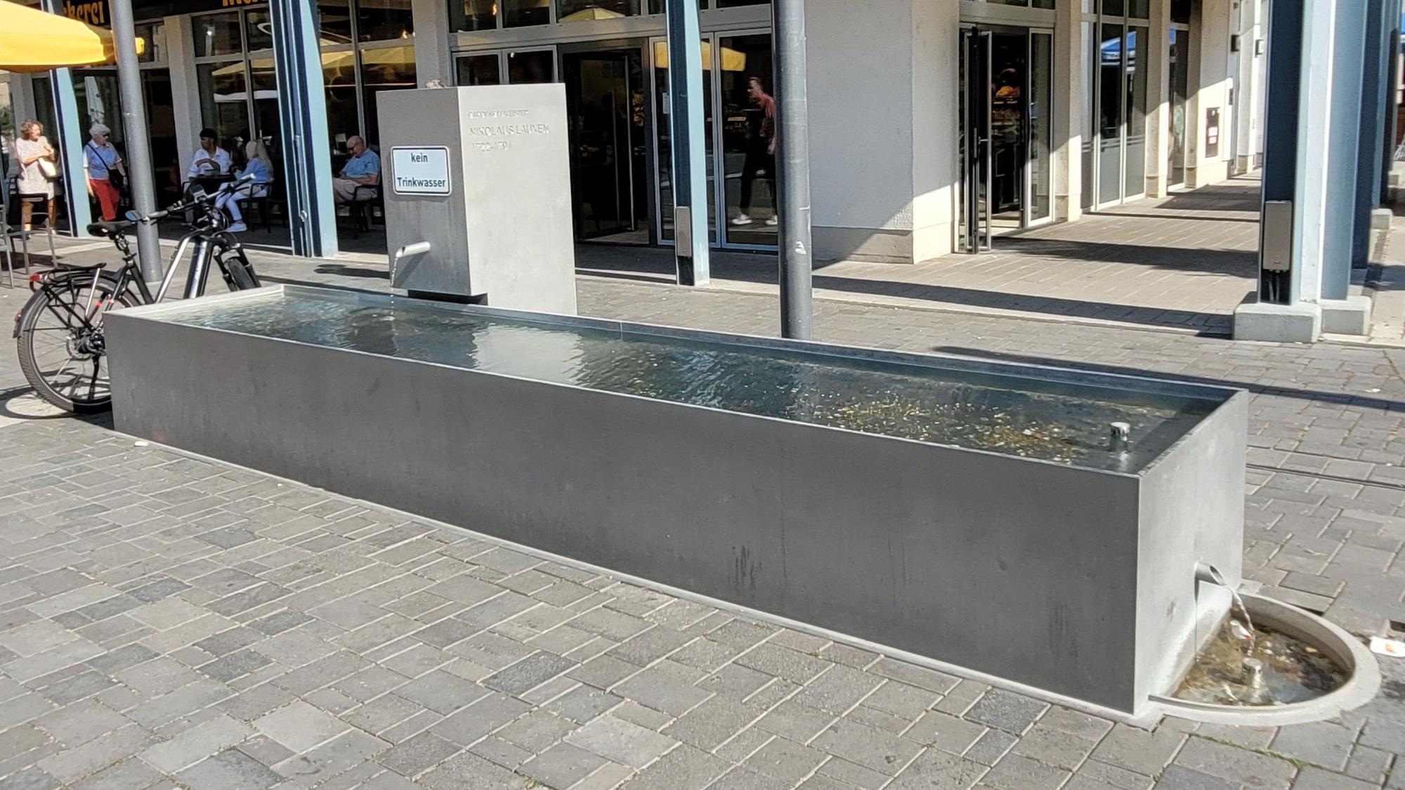 Ein Brunnen aus Edelstahl.