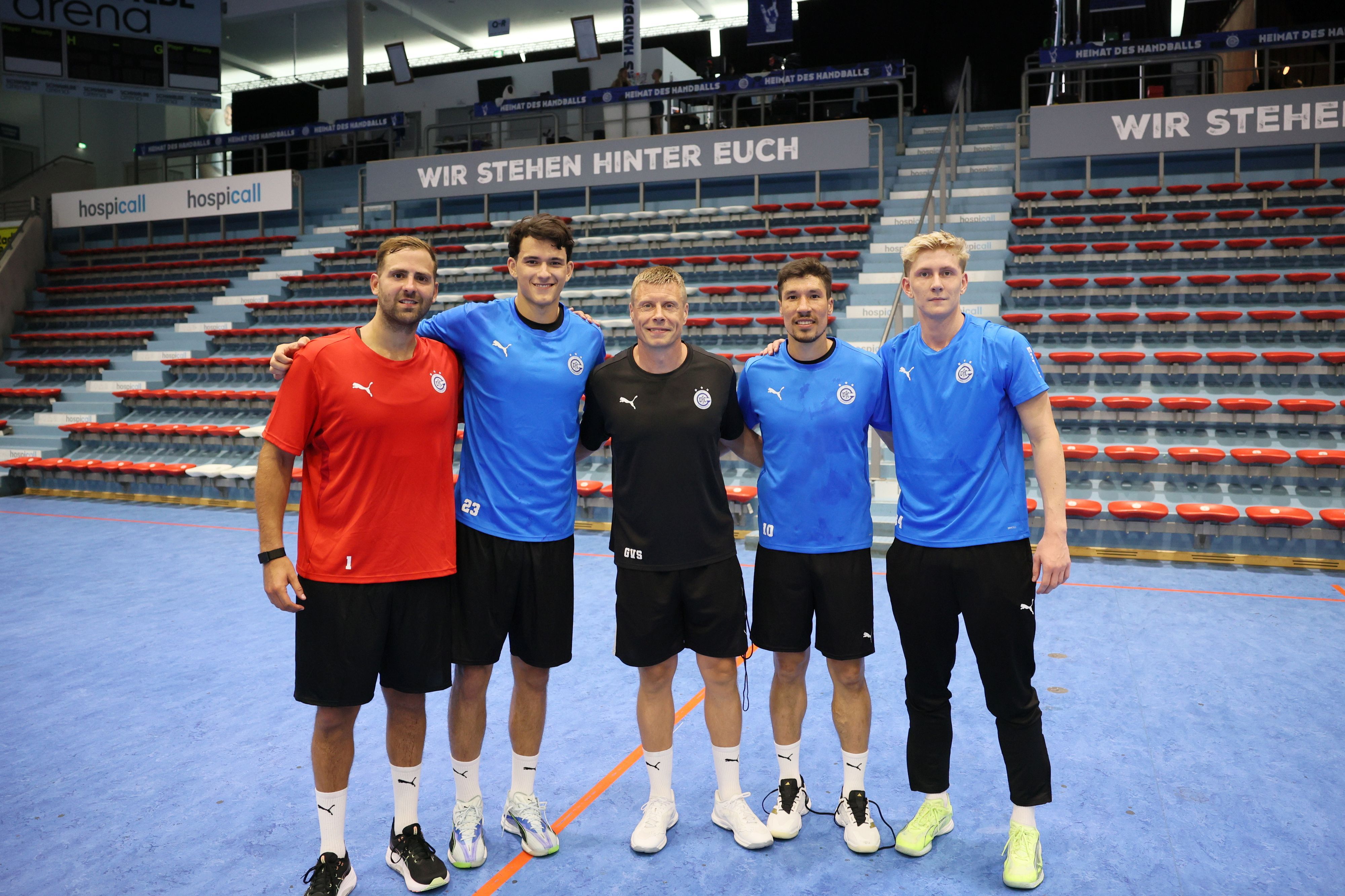 Gruppenbild der Neuzugänge mit Trainer Gudjon Valur Sigurdsson in der Mitte.