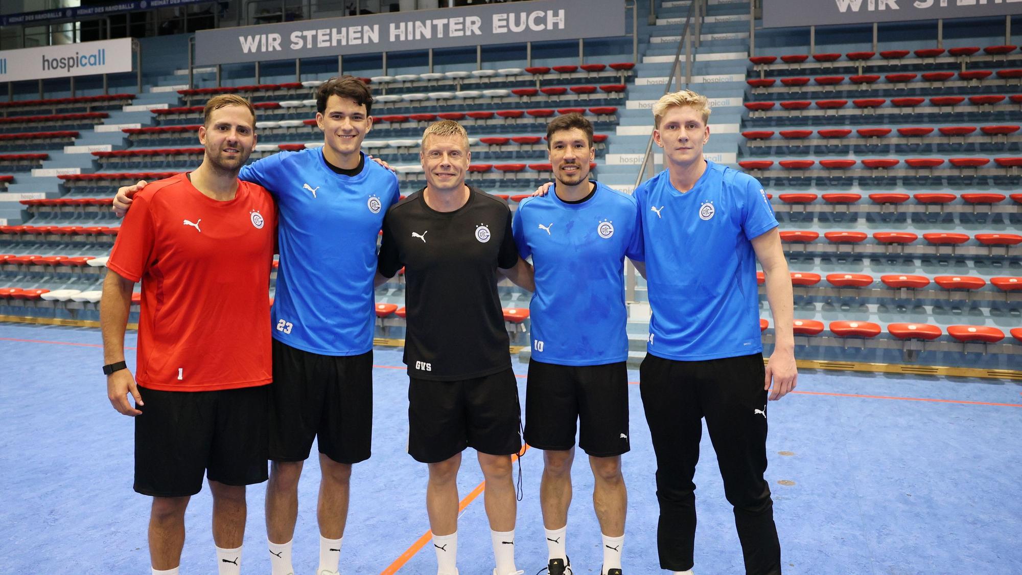 Gruppenbild der Neuzugänge mit Trainer Gudjon Valur Sigurdsson in der Mitte.