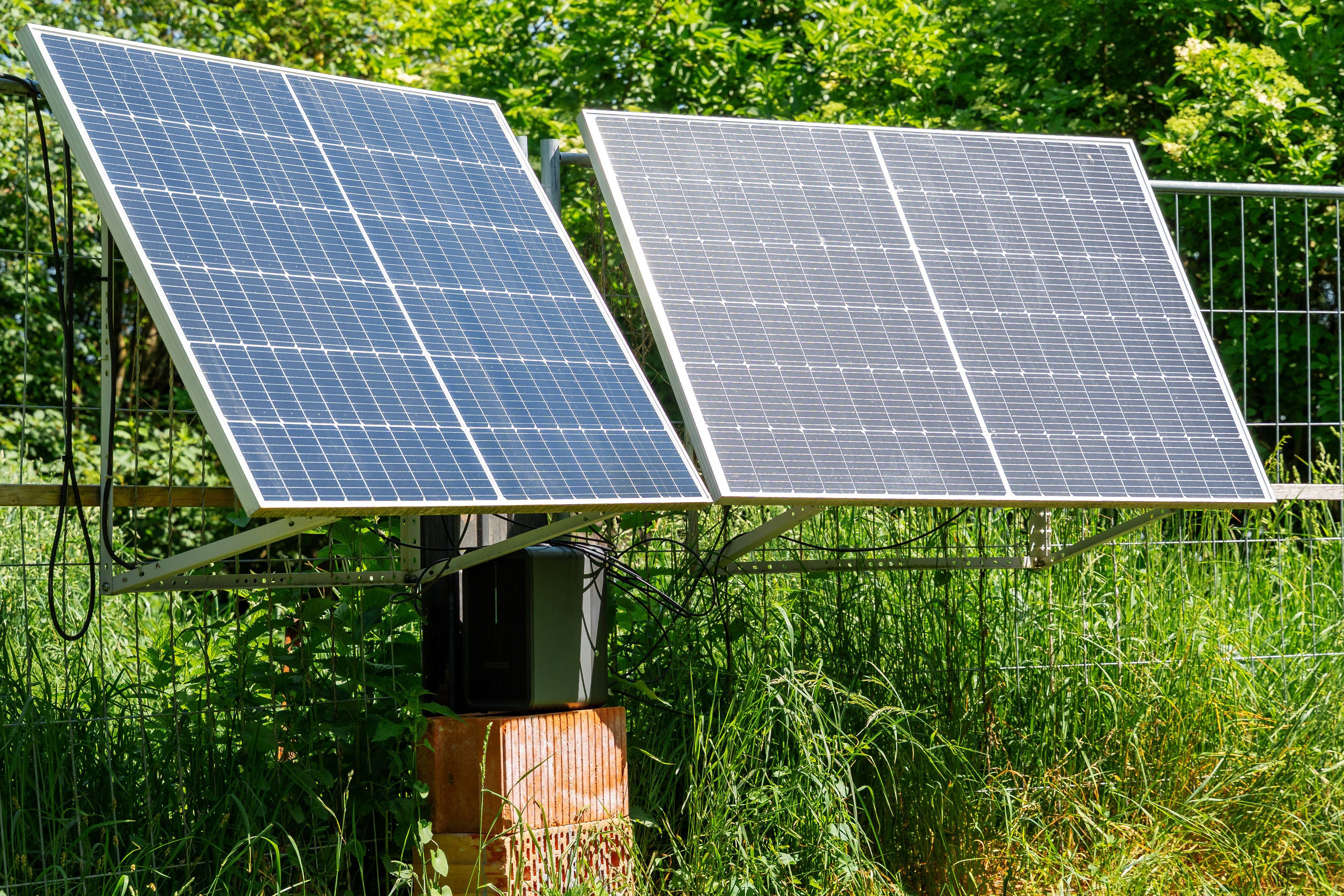 Solarpanels und Batteriespeicher im Garten