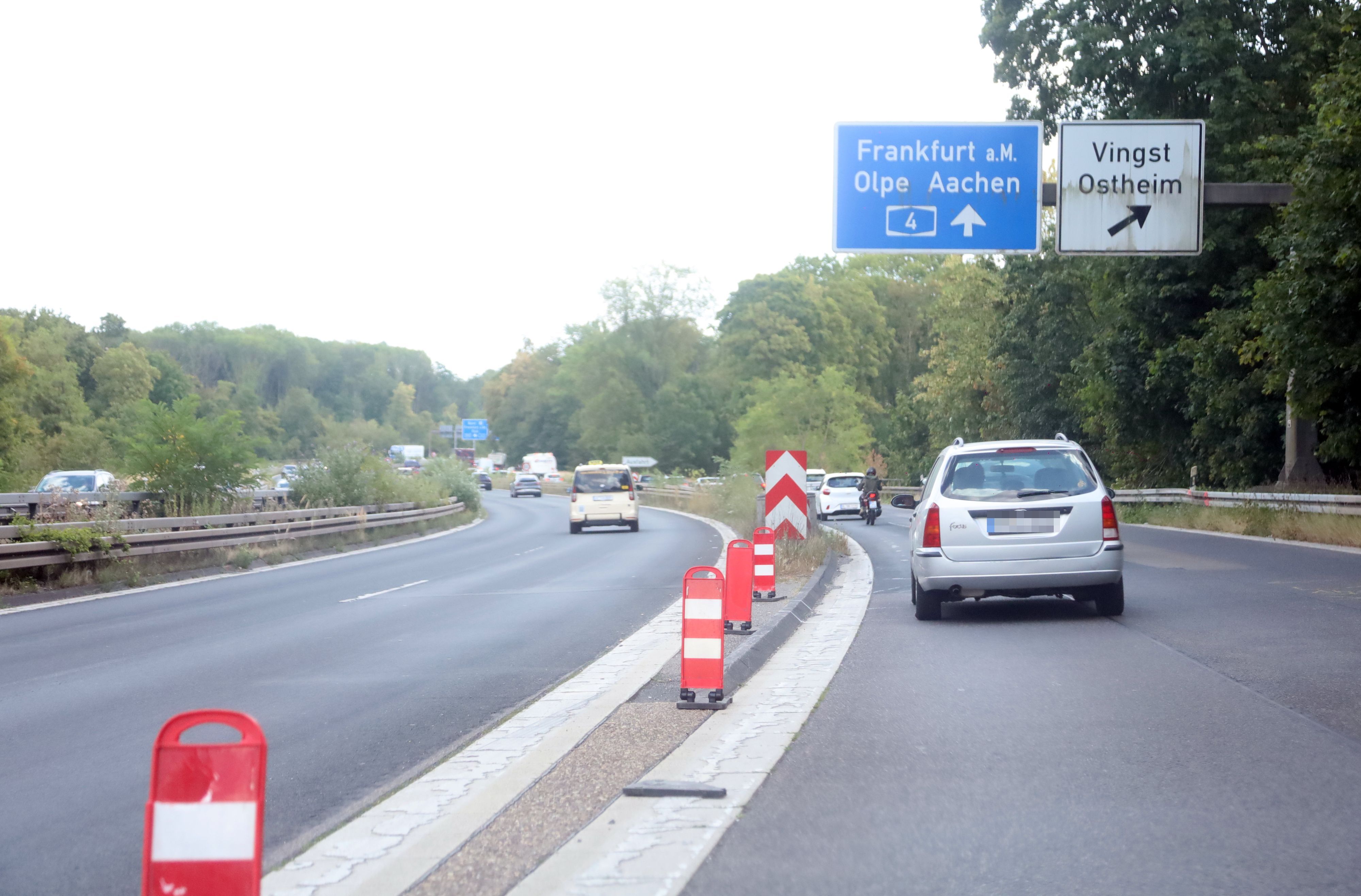 An einer Unfallstelle in Köln stehen rote Warnbaken. Am 3. Juli 2026 ist dort ein Motorradfahrer tödlich verunglückt.