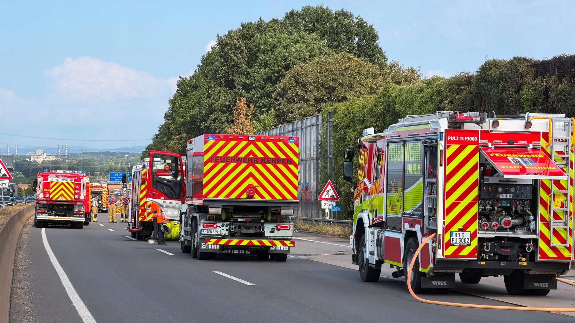 Wegen eines Böschungsbrandes ist die Feuerwehr auf der A4 im Einsatz.