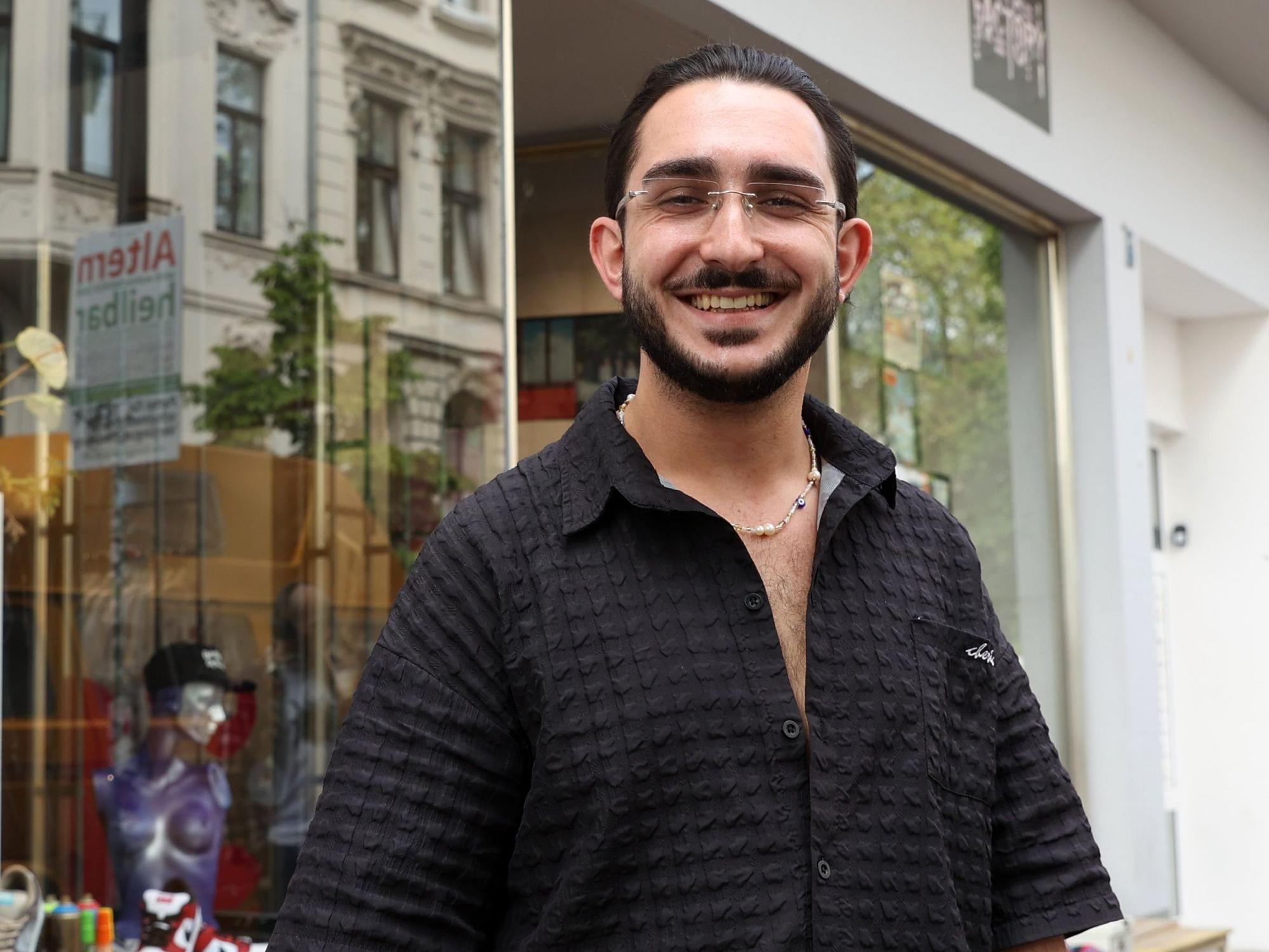 Sinan Senyurt vor dem Sneakerladen Coziness in der Maastrichter Straße. Hier organisiert der Eventmanager auch kulturelle Veranstaltungen.