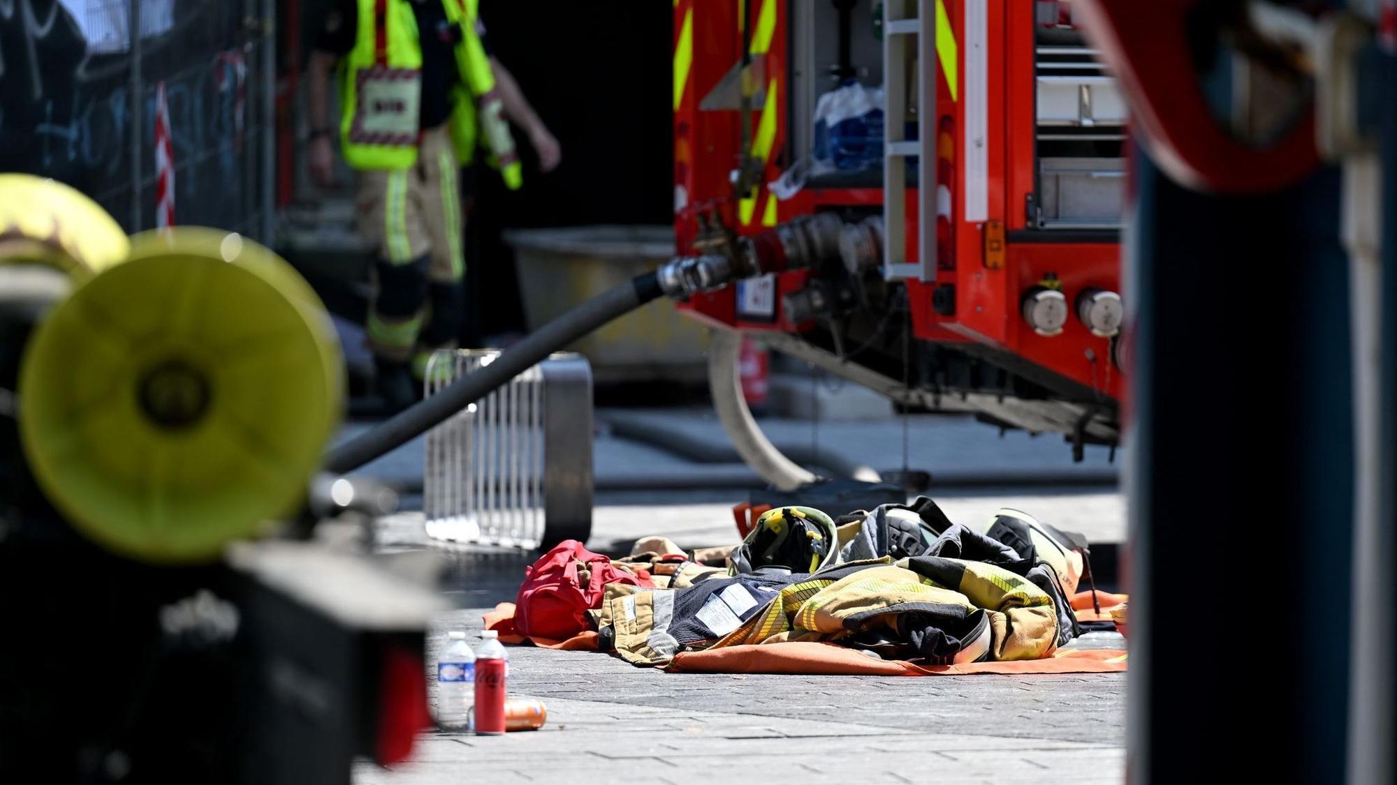 Rettungskräfte brachten mindestens zwei Menschen nach dem Brand mit Verbrennungen in ein Krankenhaus.