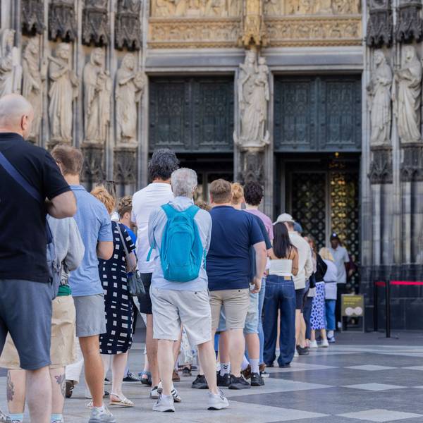 Vor dem Haupteingang des Kölner Doms hat sich eine lange Schlange gebildet.