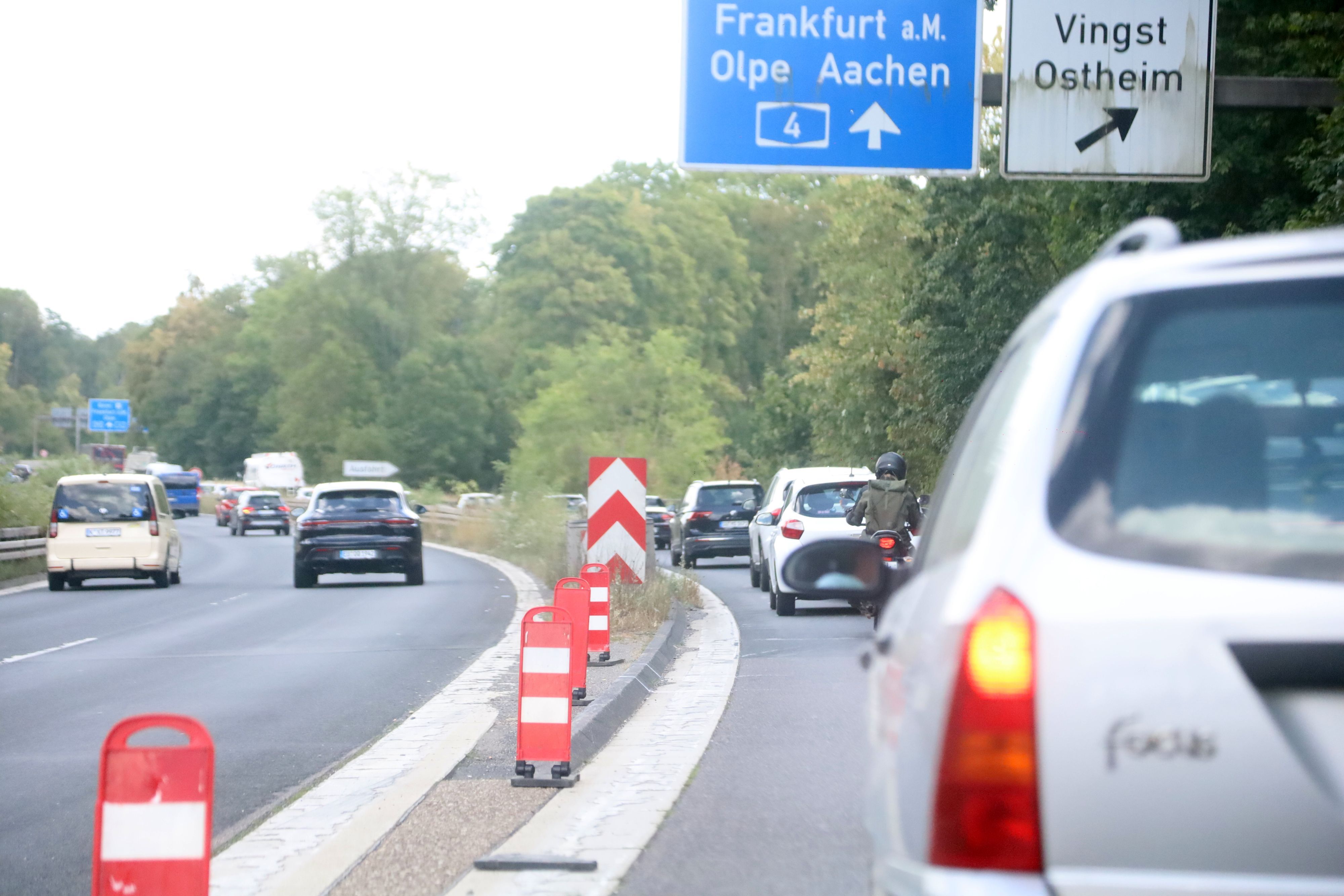 Nach einem tödlichen Motorradunfall auf der östlichen Zubringerstraße (L124) an der Ausfahrt Köln-Vingst wurde ein Bordstein als Gefahrenstelle identifiziert und mit Warnbaken markiert.