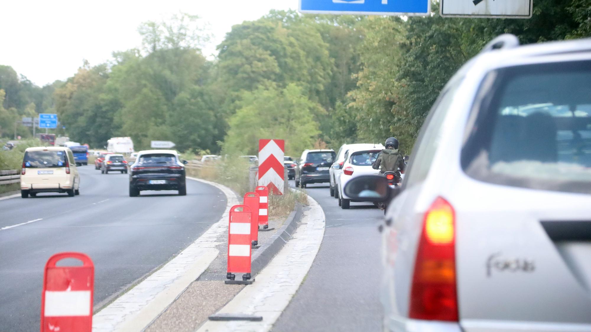 Nach einem tödlichen Motorradunfall auf der östlichen Zubringerstraße (L124) an der Ausfahrt Köln-Vingst wurde ein Bordstein als Gefahrenstelle identifiziert und mit Warnbaken markiert.
