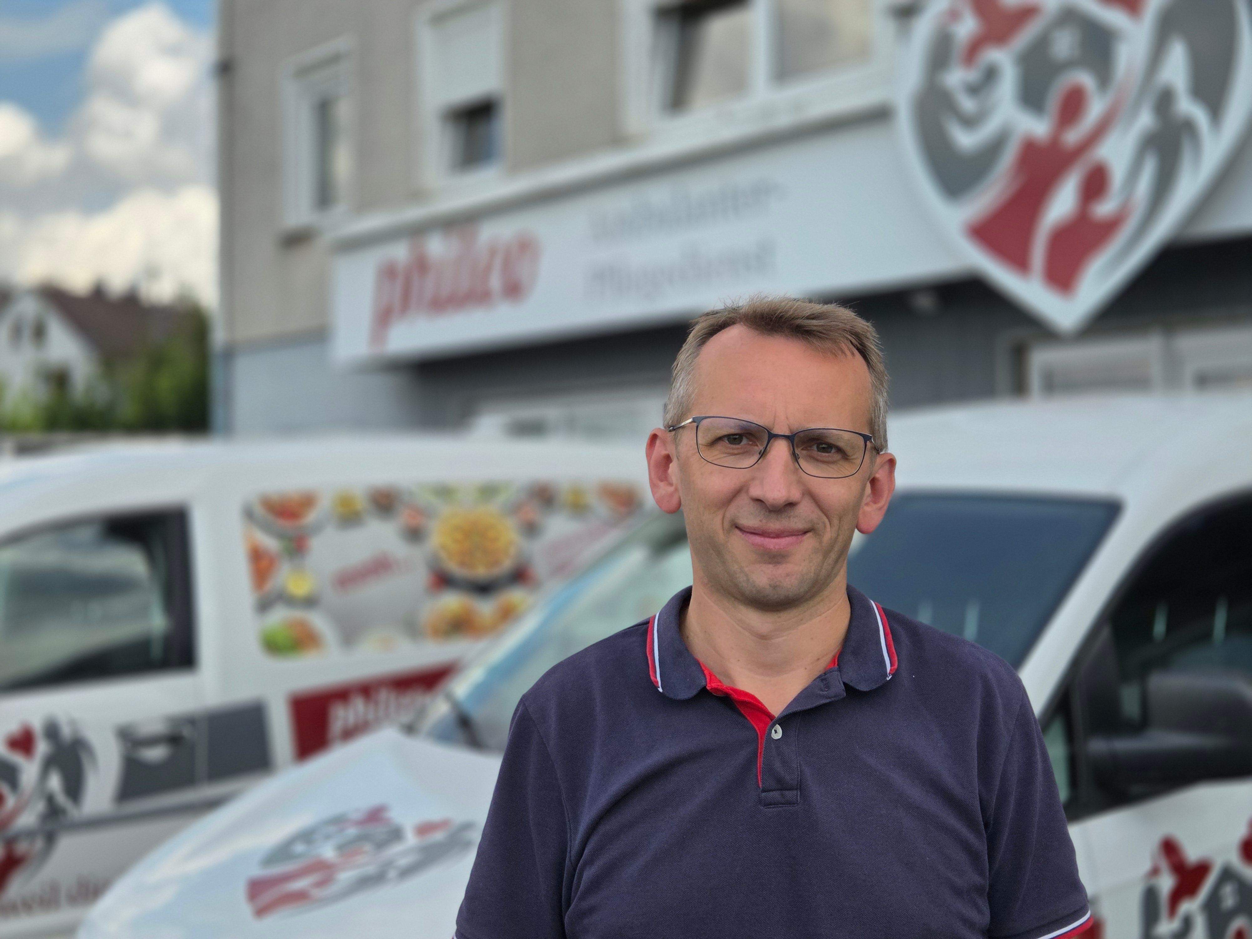 In Waldbröl leitet Viktor Koop den Pflegedienst Phileo: Dieser möchte sich in den kommenden Jahren stark vergrößern. Inzwischen haben die Baurbeiten auf den Grundstücken zwischen der Turnerstraße und der Theodor-Storm-Straße begonnen.