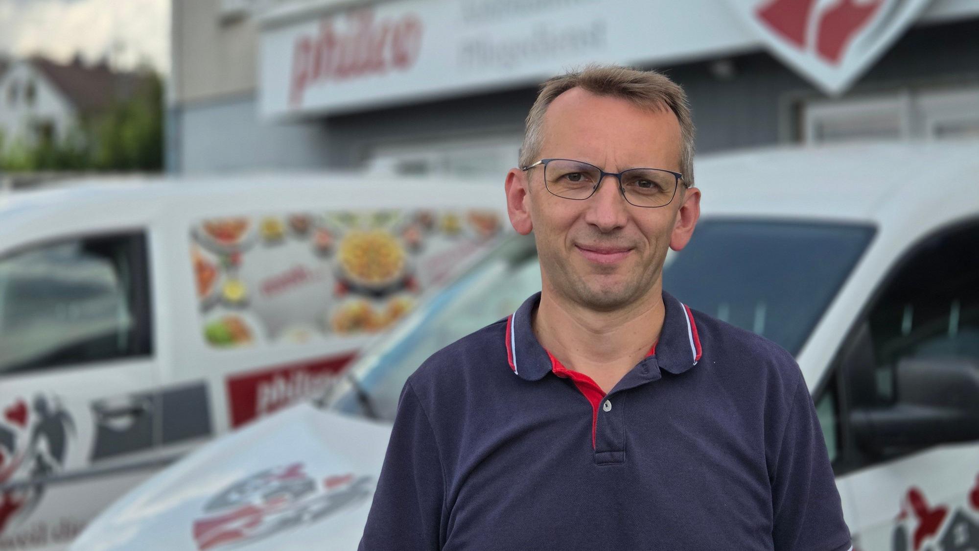 In Waldbröl leitet Viktor Koop den Pflegedienst Phileo: Dieser möchte sich in den kommenden Jahren stark vergrößern. Inzwischen haben die Baurbeiten auf den Grundstücken zwischen der Turnerstraße und der Theodor-Storm-Straße begonnen.