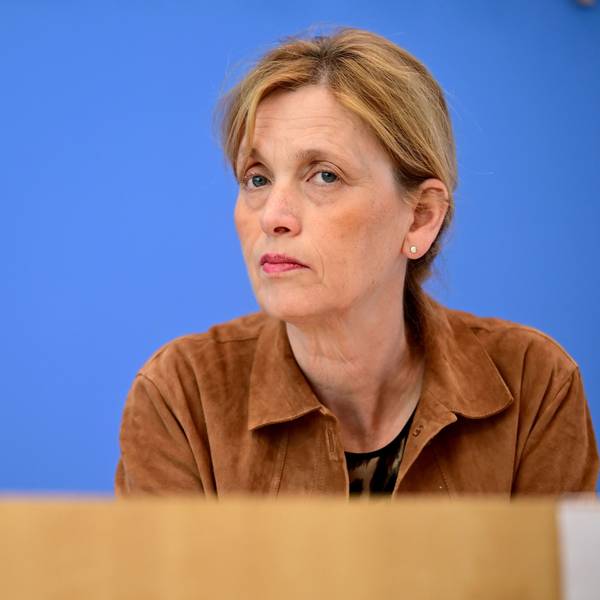 Das Bild zeigt Karin Prien (CDU), Bundesministerin für Bildung, Familie, Senioren, Frauen und Jugend, bei einer Pressekonferenz.