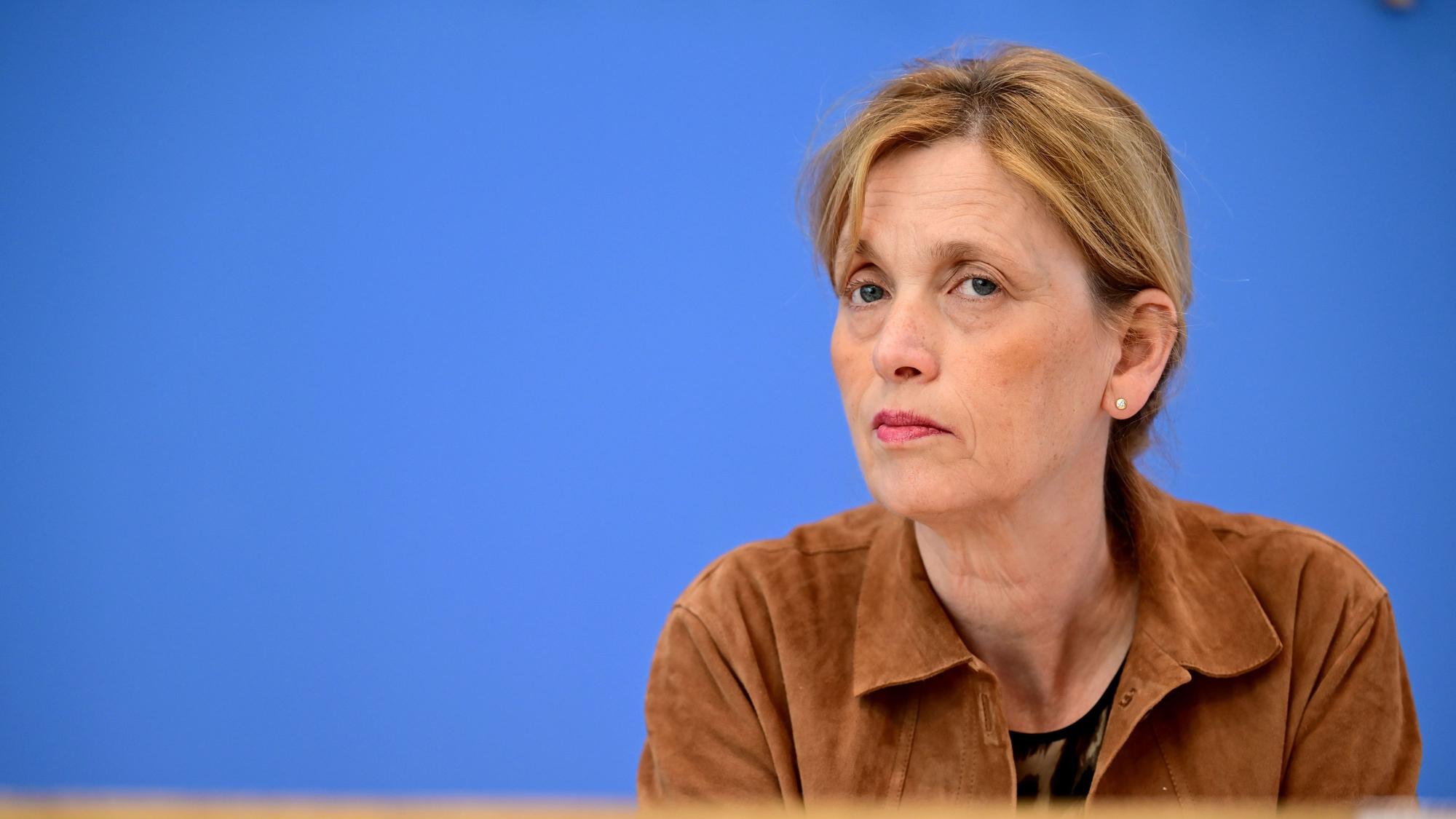 Das Bild zeigt Karin Prien (CDU), Bundesministerin für Bildung, Familie, Senioren, Frauen und Jugend, bei einer Pressekonferenz.