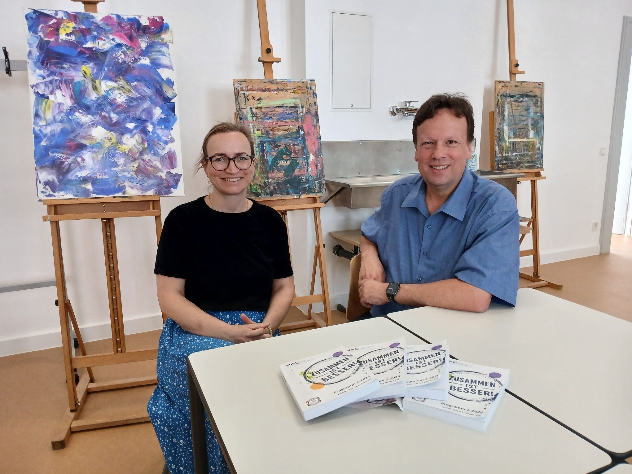 Fachbereichsleiterin Lina Gandras und VHS-Leiter Holger Hansen stellten das neue Programmm 2/2026 vor.