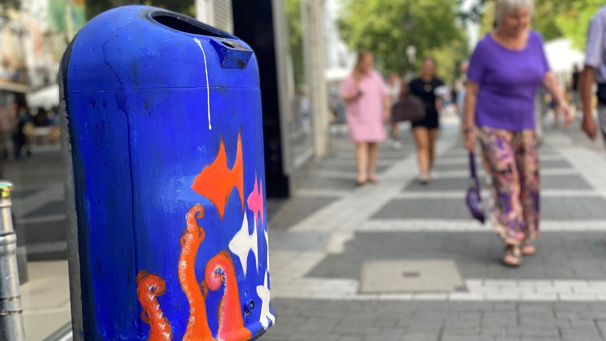 Zu sehen ist ein bunt bemalter Abfalleimer.