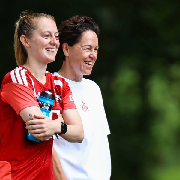 Angebot: 1. FC Köln Frauen, Auftakttraining, 05.07.2026 Keira Walsh englische Nationalspielerin schaut beim Training der Frauen des 1. FC Köln zu mit Nicole Bender-Rummler beim Auftakttraining der Frauen des 1. FC Köln zur Saison 2026/27 der 1. Frauen Fussball Bundesliga, Trainingsgelände am Geißbockheim, Köln, 05.07.2026 DFL/DFB regulations prohibit any use of photographs as image sequences and/or quasi-video. *** 1 FC Köln Women s Team, Season-Opening Training Session, July 5, 2026: Keira Walsh, an English national team player, watches the 1 FC Köln womens team train alongside Nicole Bender Rummler during the teams first training session of the 202627 season in the Womens Bundesliga, Training grounds at Geißbockheim, Cologne, July 5, 2026. DFL and DFB regulations prohibit any use of photographs as image sequences and/or quasi-video. Copyright: xBEAUTIFULxSPORTS/Freisenx