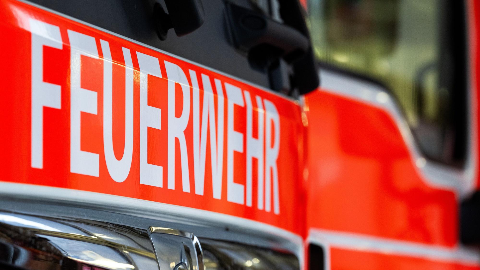 Ein Einsatzfahrzeug mit der Aufschrift „Feuerwehr“. (Symbolbild)