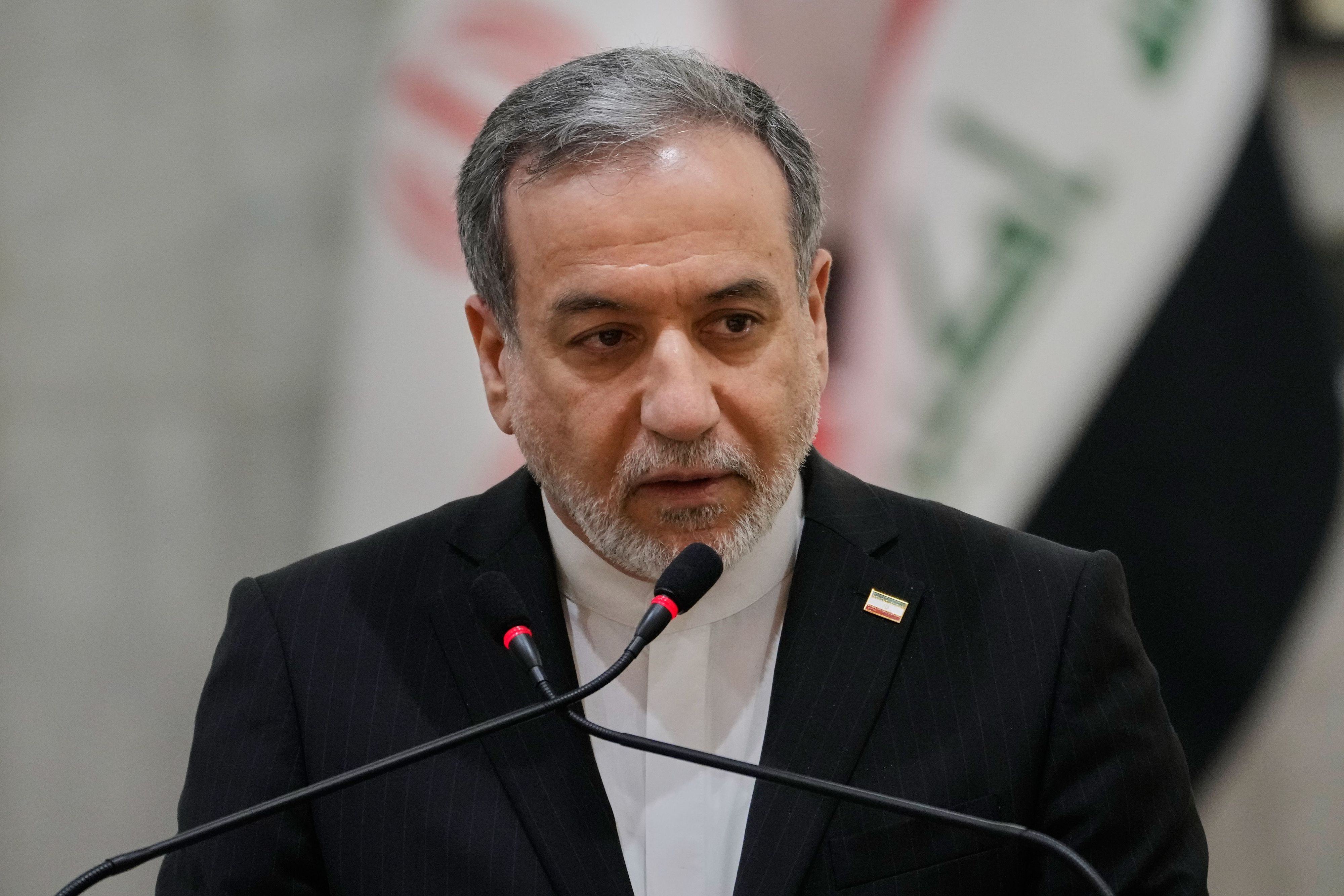 Irans Außenminister Abbas Araghtschi spricht während einer Pressekonferenz (Archivbild)