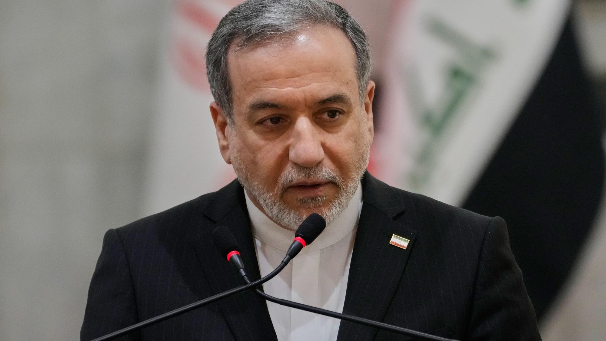 Irans Außenminister Abbas Araghtschi spricht während einer Pressekonferenz (Archivbild)
