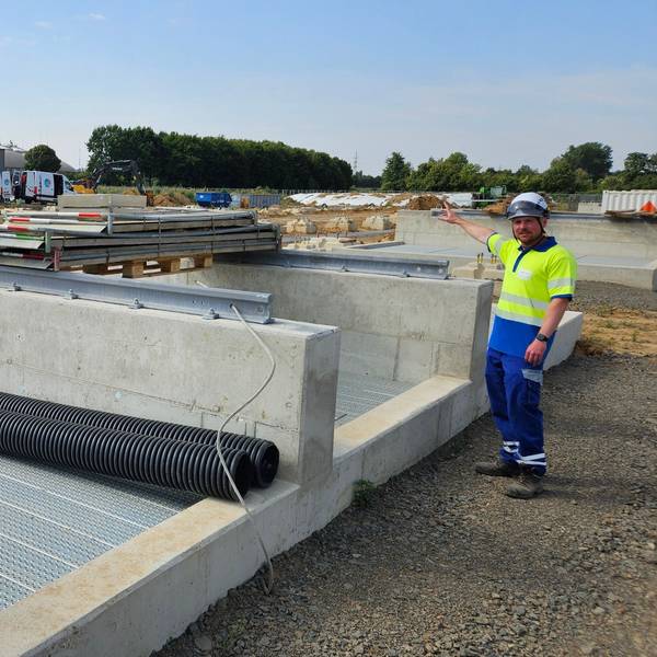 Zu sehen ist Projektleiter Kevin Meinhardt auf der Baustelle für eine Umspannanlage.
