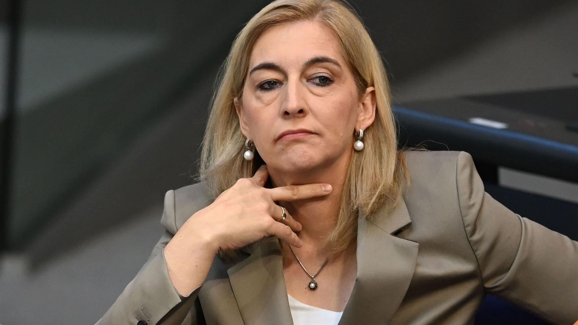 Nina Warken (CDU), Bundesministerin für Gesundheit, während der 90. Plenarsitzung der 21. Legislaturperiode im Deutschen Bundestag.