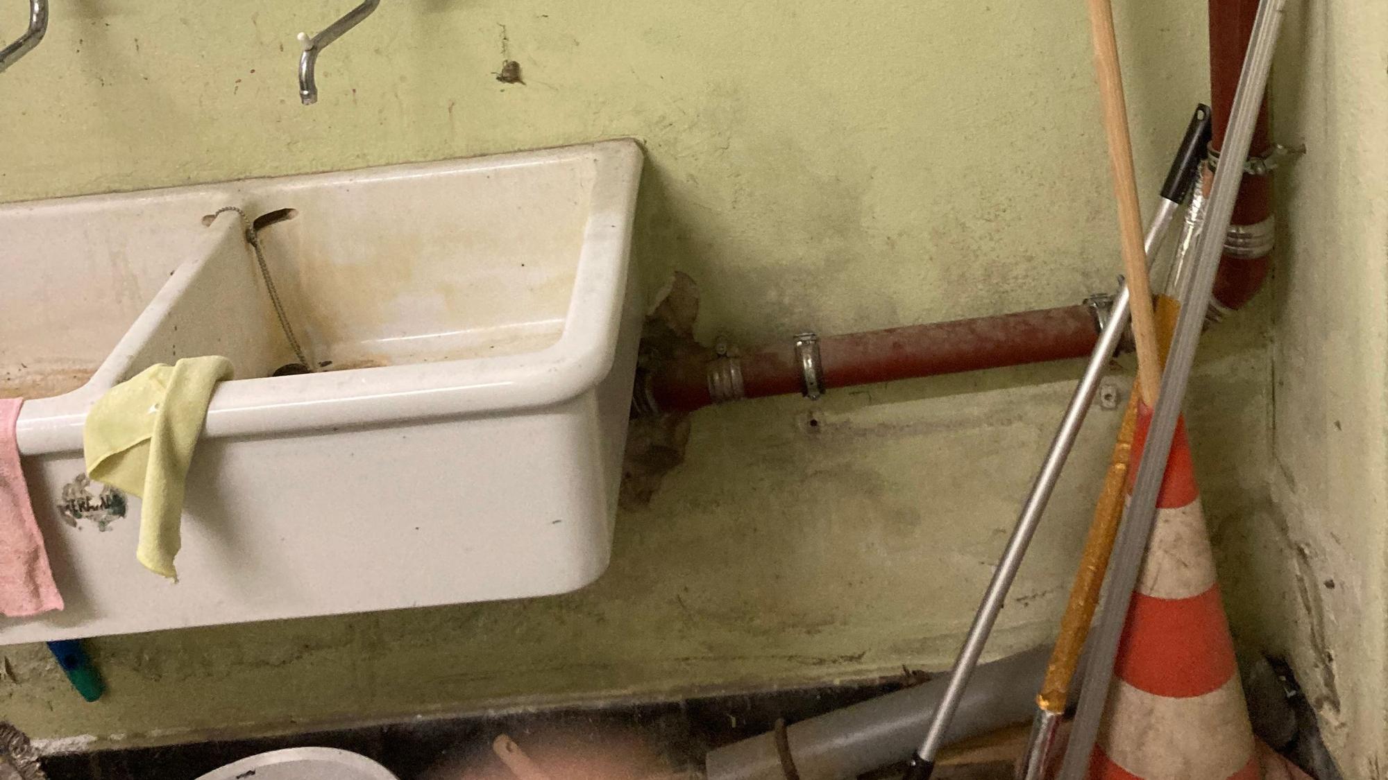 Das Foto zeigt dunkle Flecken an der Wand