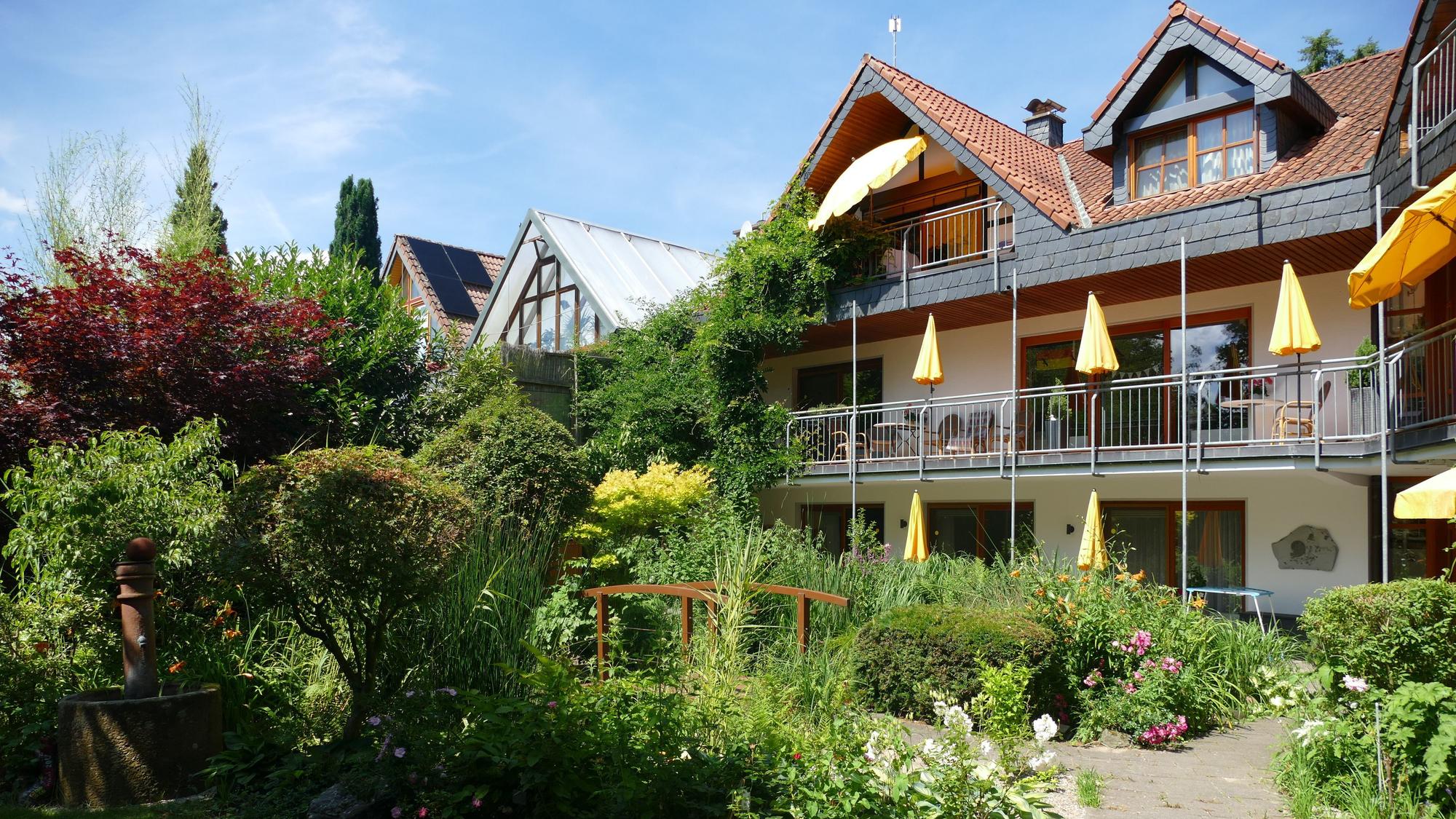 Ein Haus mit einem schönen Garten.