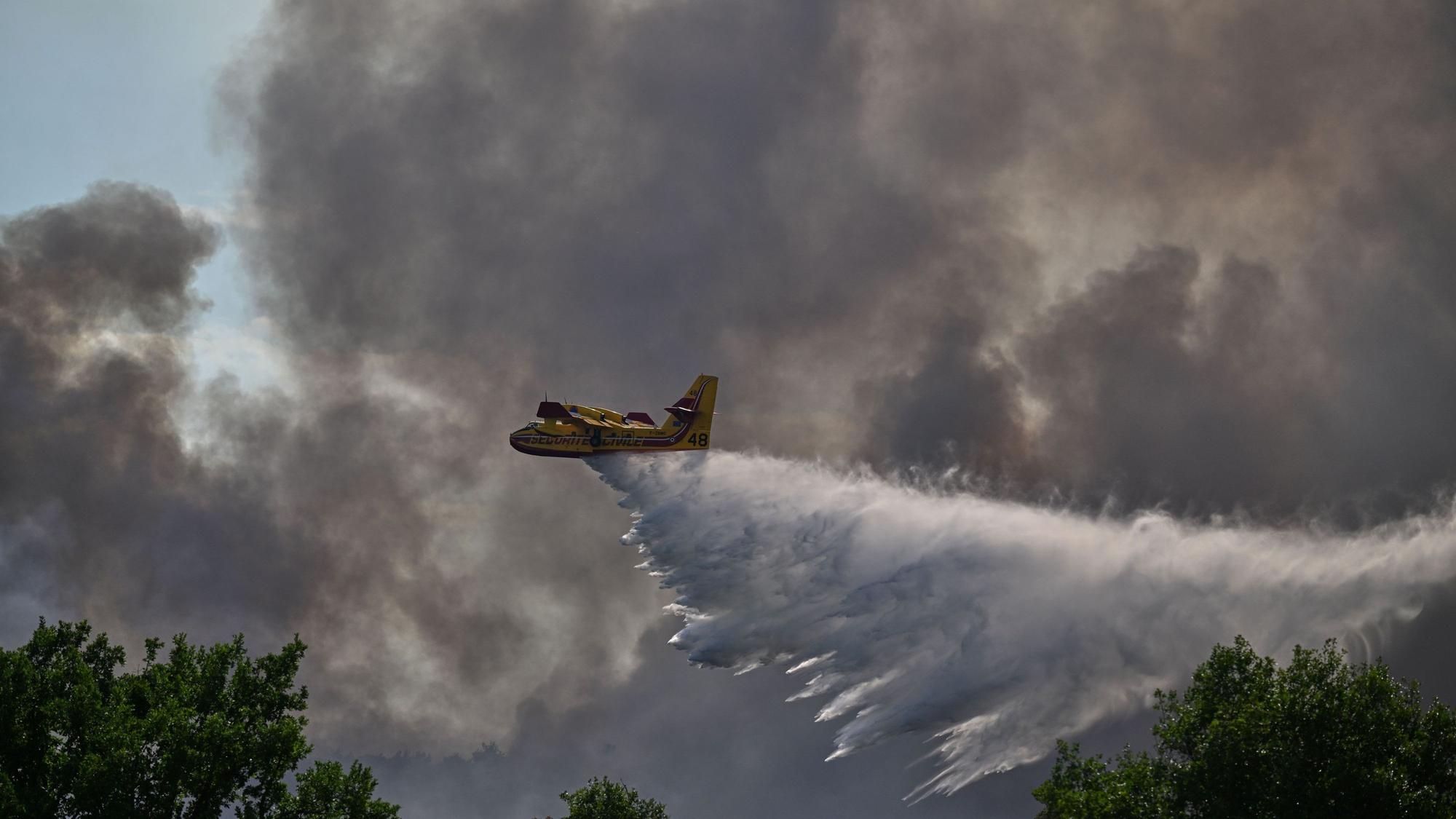 Ein Löschflugzeug vom Typ Canadair wirft Wasser ab, während eines Einsatzes gegen einen Waldbrand bei Fontainebleau.