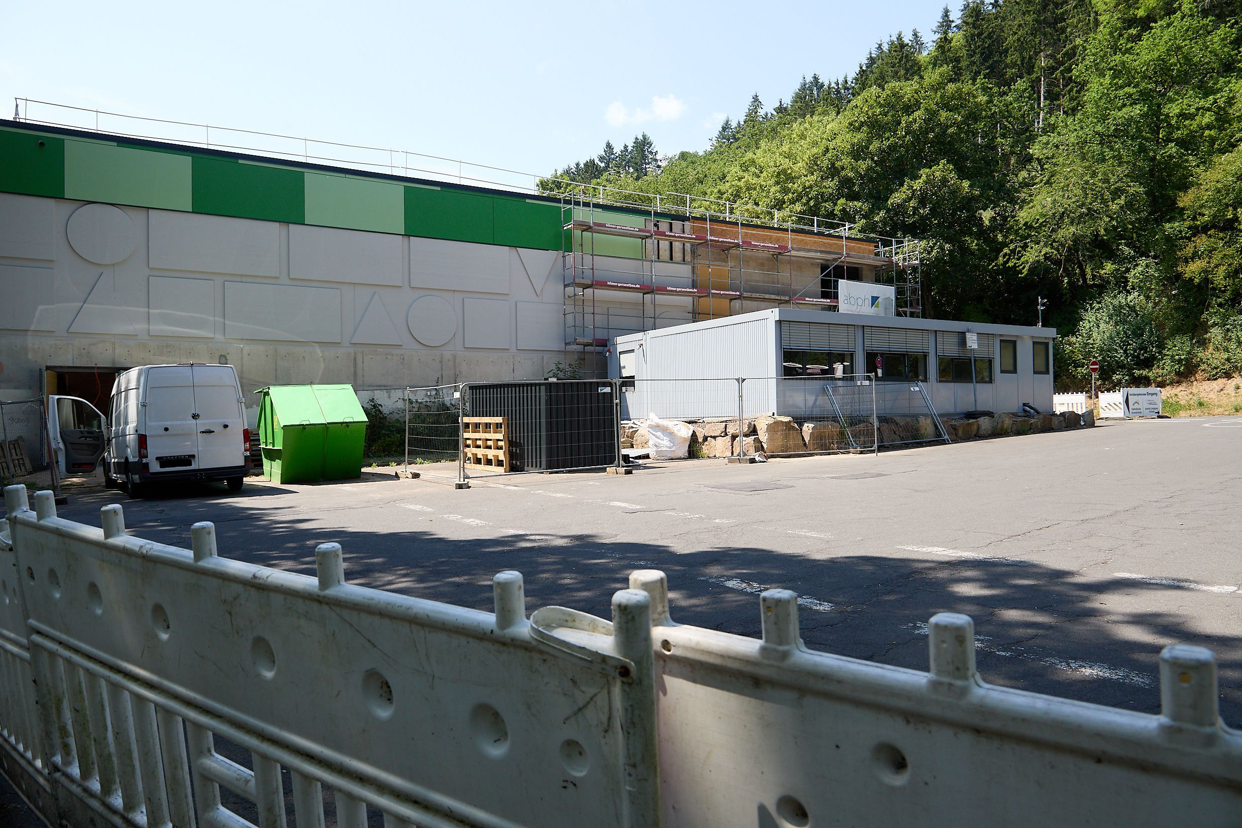 Das Bild zeigt das Schulzentrum, an dem nach wie vor gearbeitet wird.