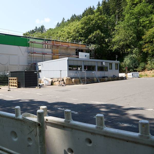 Das Bild zeigt das Schulzentrum, an dem nach wie vor gearbeitet wird.