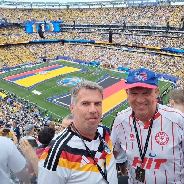 Uwe Schmalz (r.) mit seinem Bruder Herbert beim Spiel der DFB-Elf gegen Ecuador