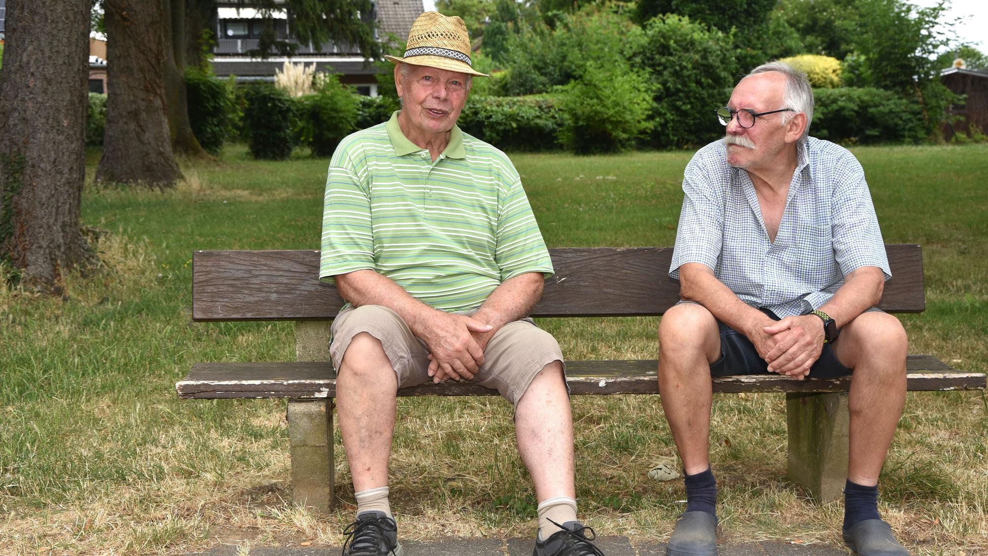 Zu sehen sind Ferdi Schiffer und Günter Rübsteck auf einer Bank.
