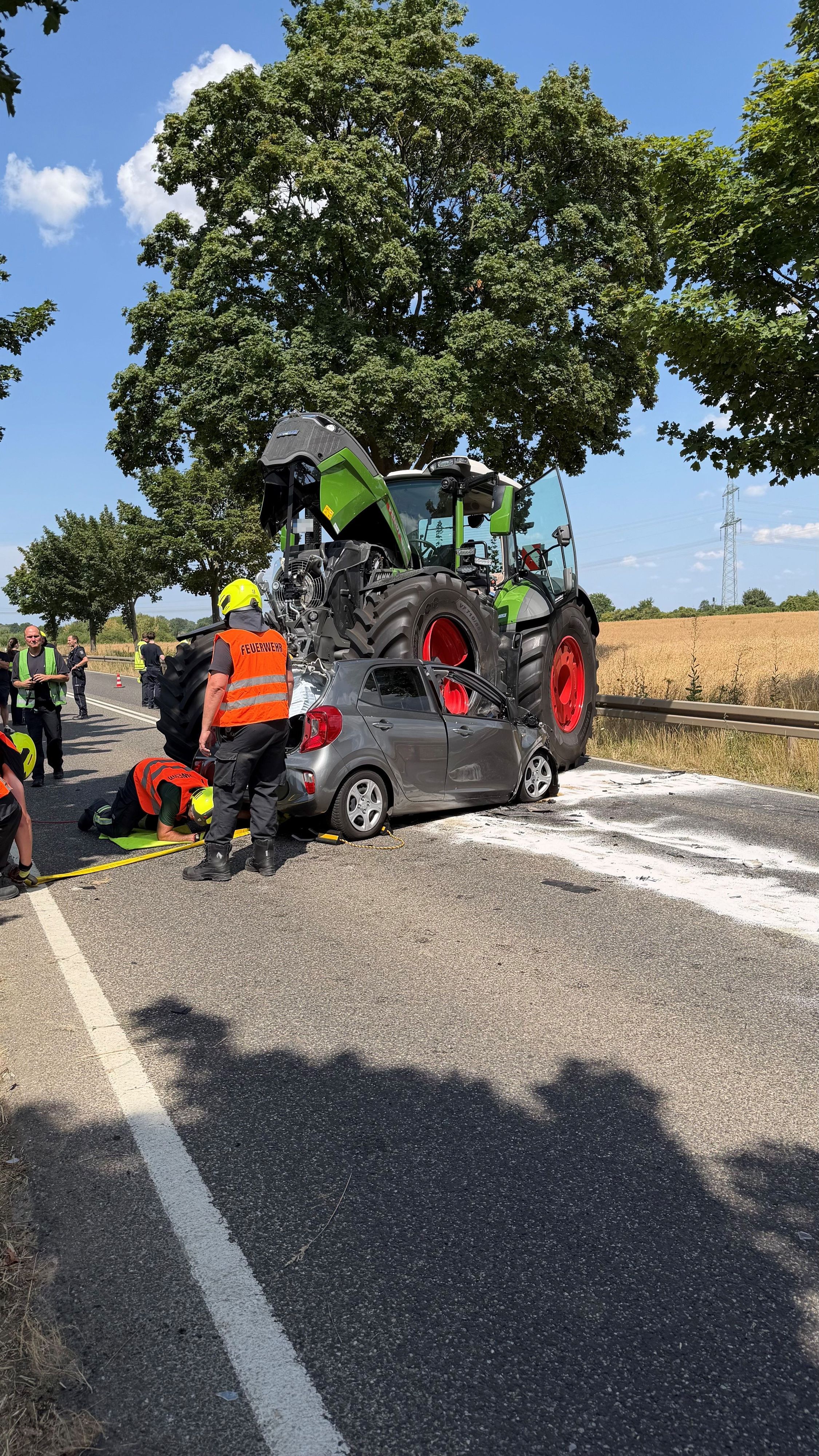 Das Foto zeigt einen Traktor, der auf einem Kleinwagen steht